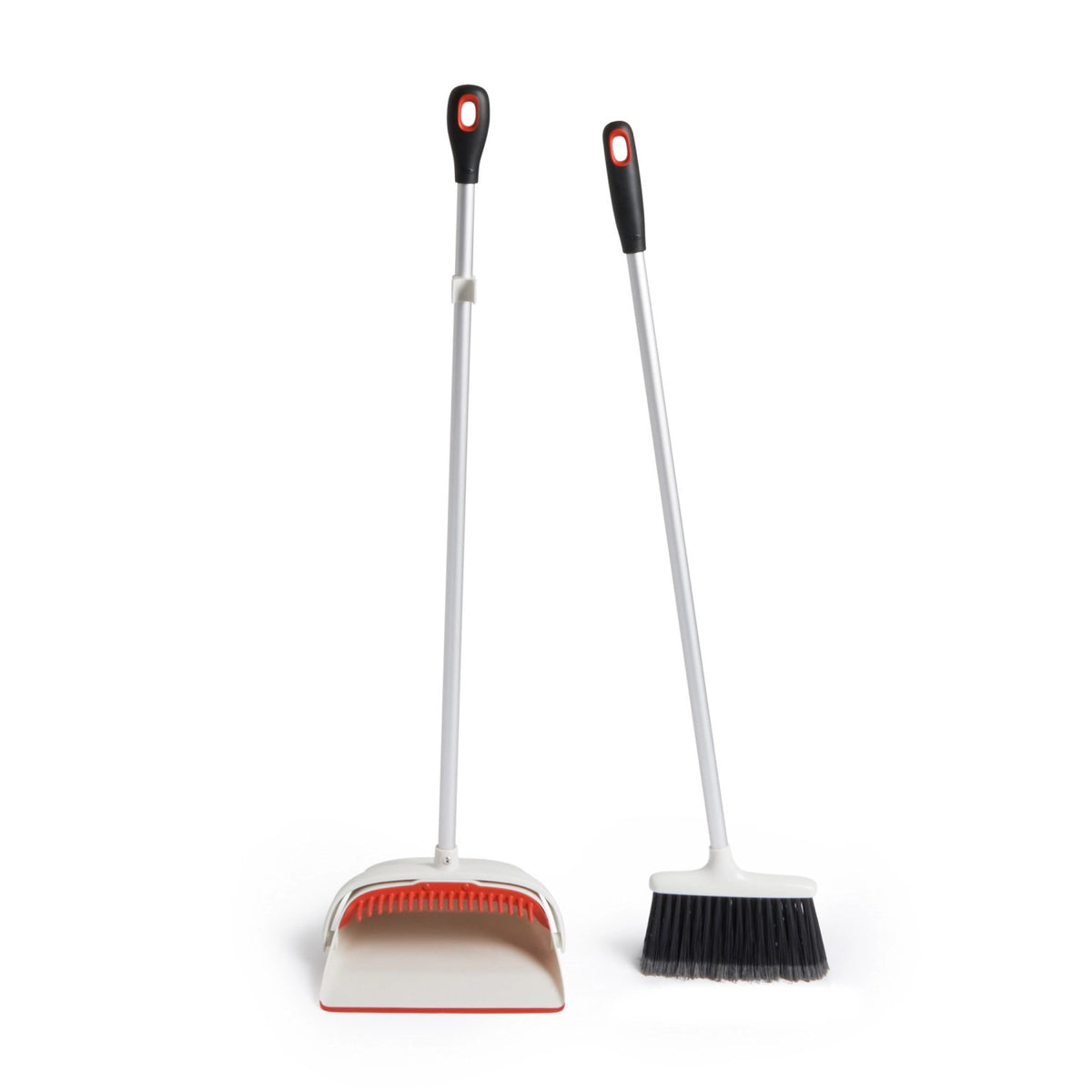 Langstielige Kehrgarnitur in Weiss präsentiert im Onlineshop von KAQTU Design AG. Besen ist von OXO