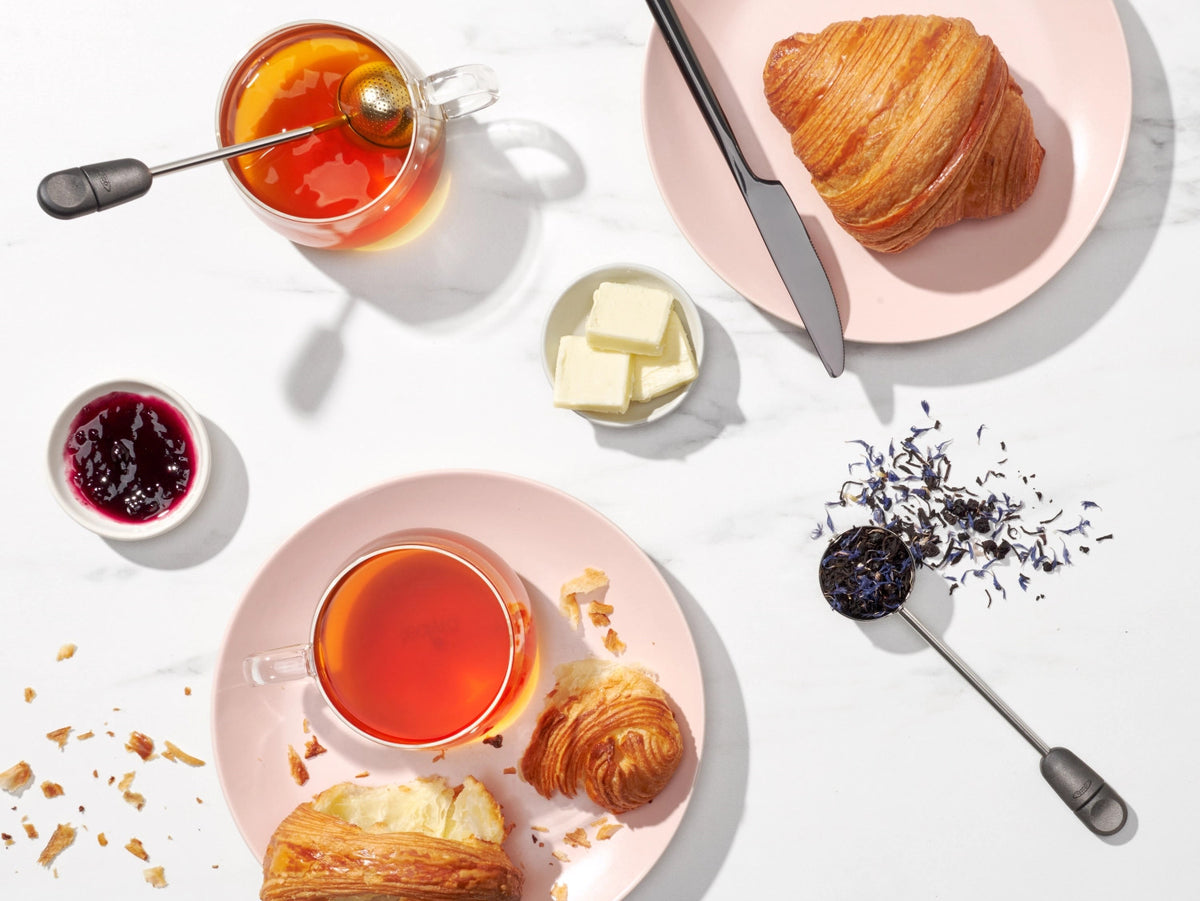 Tee-ei mit Drehverschluss in Silber präsentiert im Onlineshop von KAQTU Design AG. Tasse ist von OXO