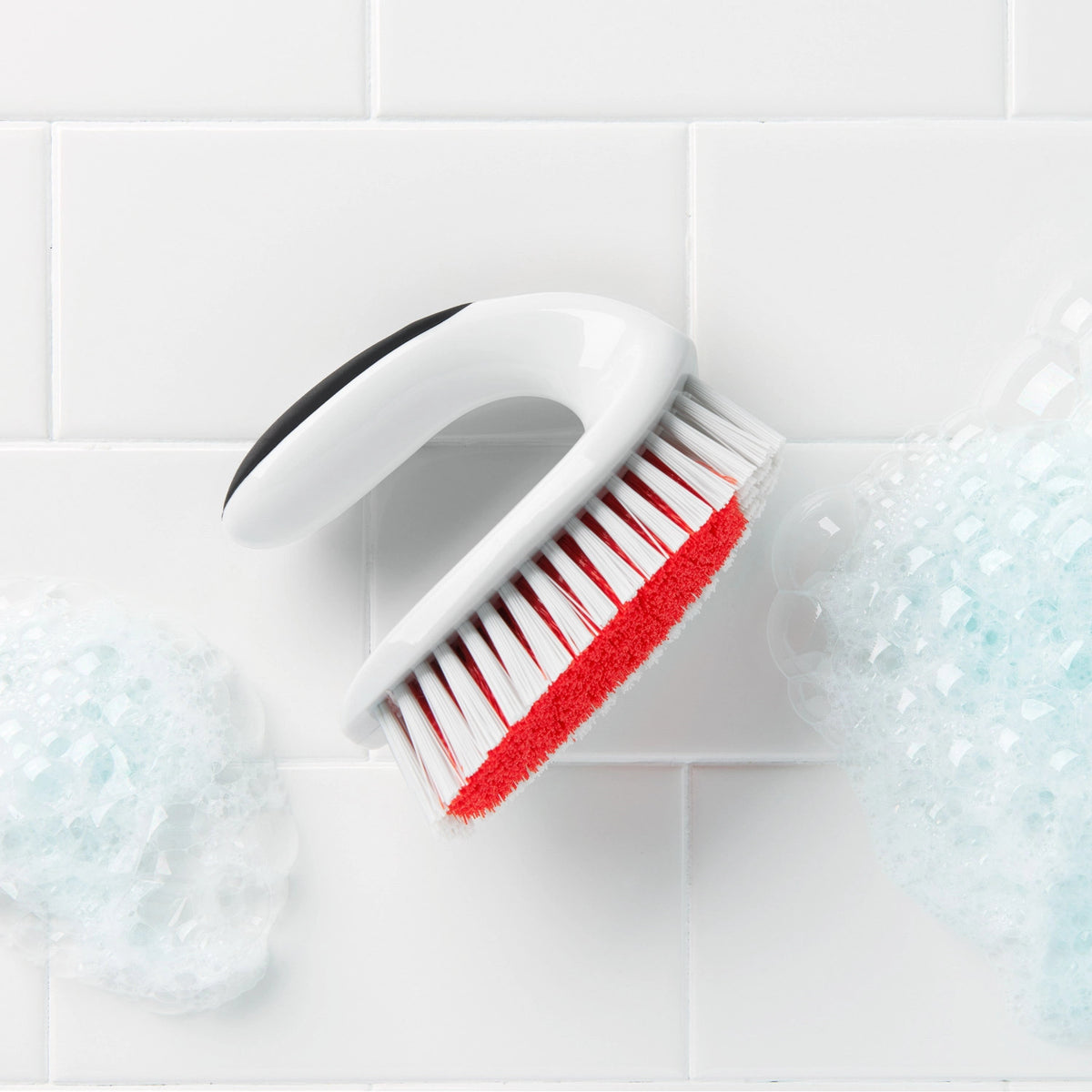 Universalbürste weiss 12.7x7.6 cm in Weiss präsentiert im Onlineshop von KAQTU Design AG. Abwasch ist von OXO