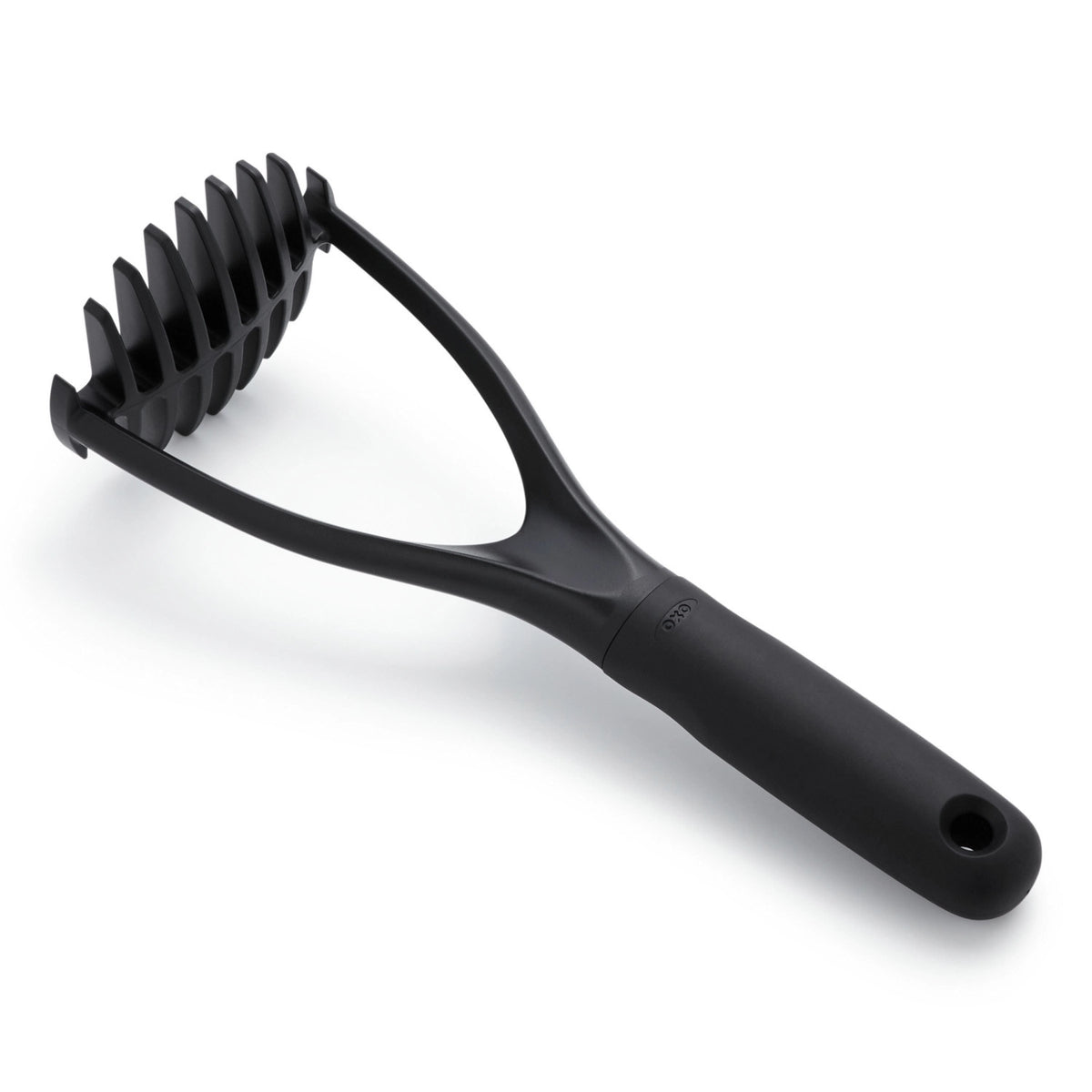Nylon Kartoffelstampfer, schwarz in Schwarz präsentiert im Onlineshop von KAQTU Design AG. Küchenhelfer ist von OXO
