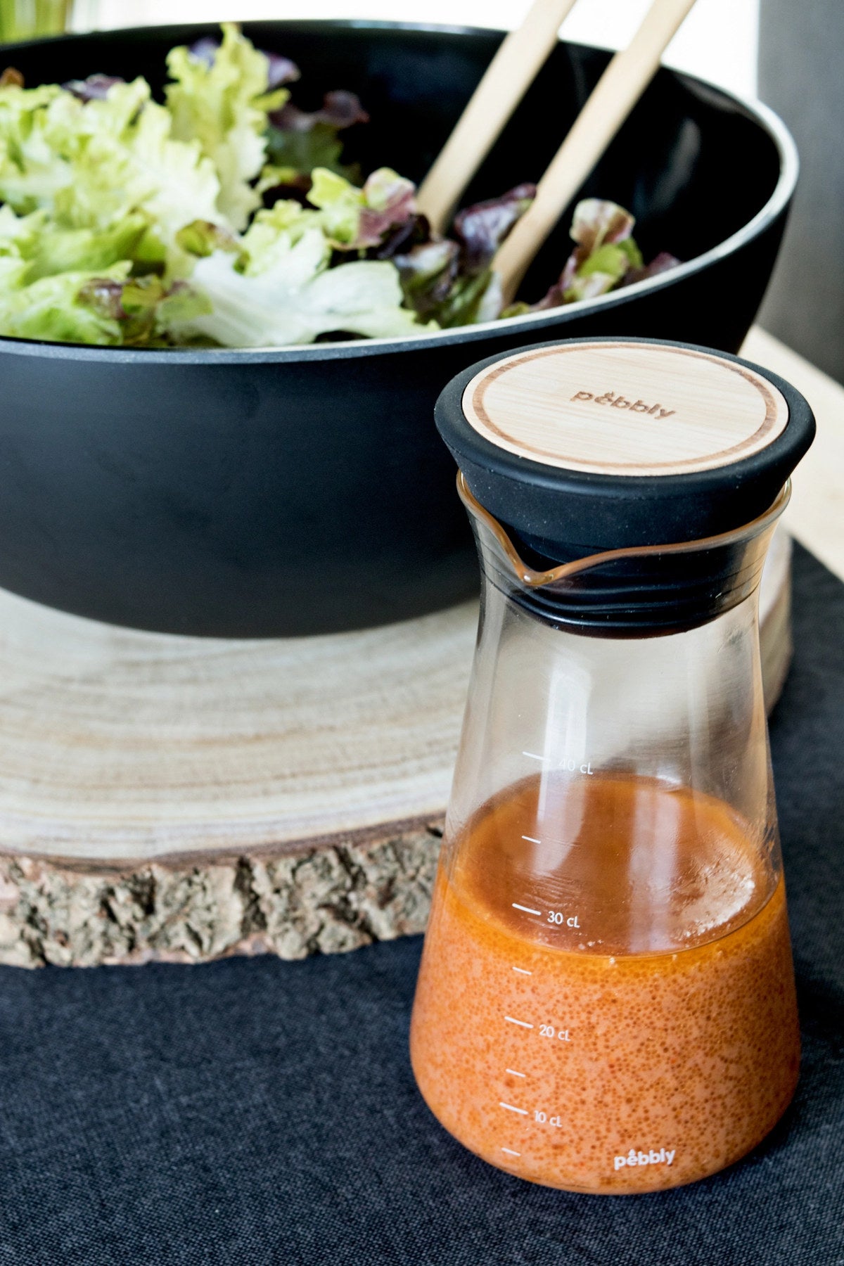 Pebbly Salat Shaker Glas, 45cl , schwarz in Schwarz präsentiert im Onlineshop von KAQTU Design AG. Salatzubehör ist von Pebbly
