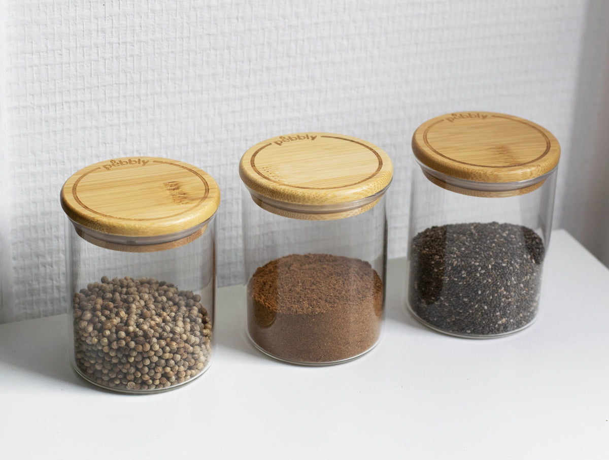 3er Set Pebbly Vorratsglas mit Bambusd., rund, D6.5x8.5cm in Braun präsentiert im Onlineshop von KAQTU Design AG. Aufbewahrungsdose ist von Pebbly