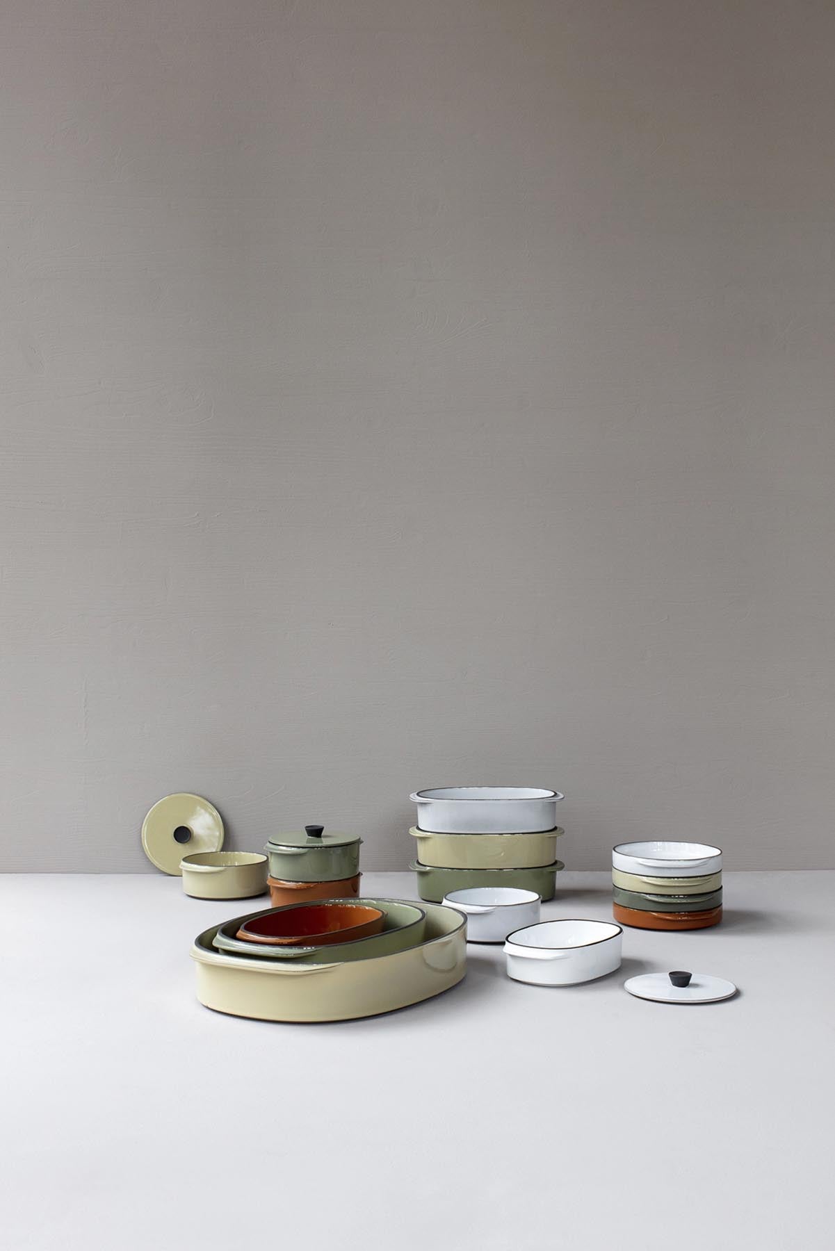 Eleganter Dessertteller Caractère von Revol, Ø15cm in warmem Tonka-Braun, ideal für die ansprechende Präsentation von süßen Köstlichkeiten.