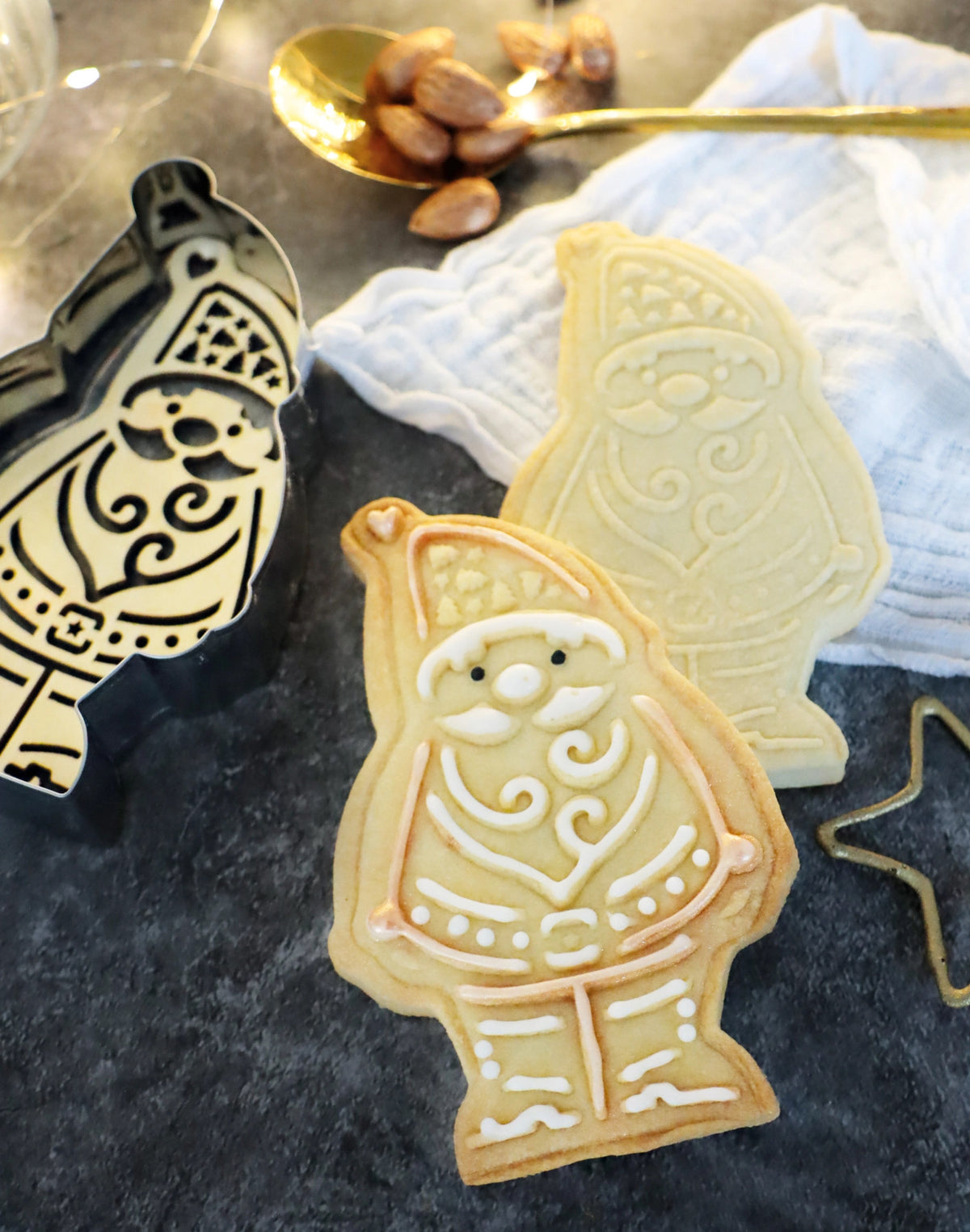 Ausstechform u. Holzpräger Weihnachtsmann in Silber präsentiert im Onlineshop von KAQTU Design AG. Ausstecher ist von Scrap Cooking