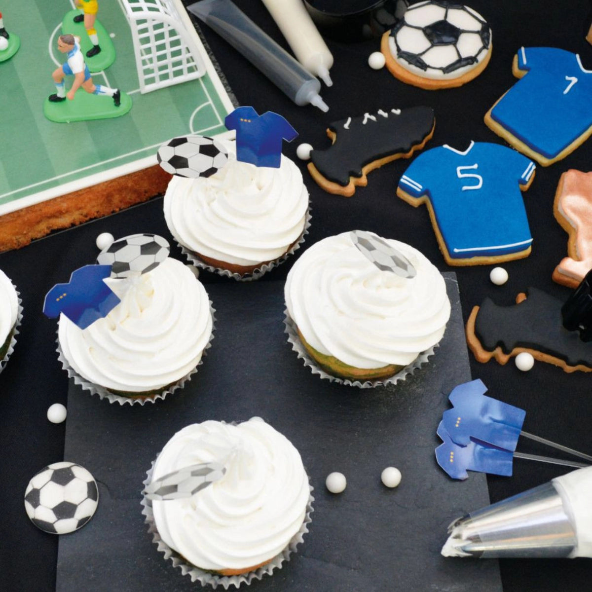 24 Cupcakesförmchen u. 24 Cake Toppers in Mehrfarbig präsentiert im Onlineshop von KAQTU Design AG. Backform / Backblech ist von Scrap Cooking