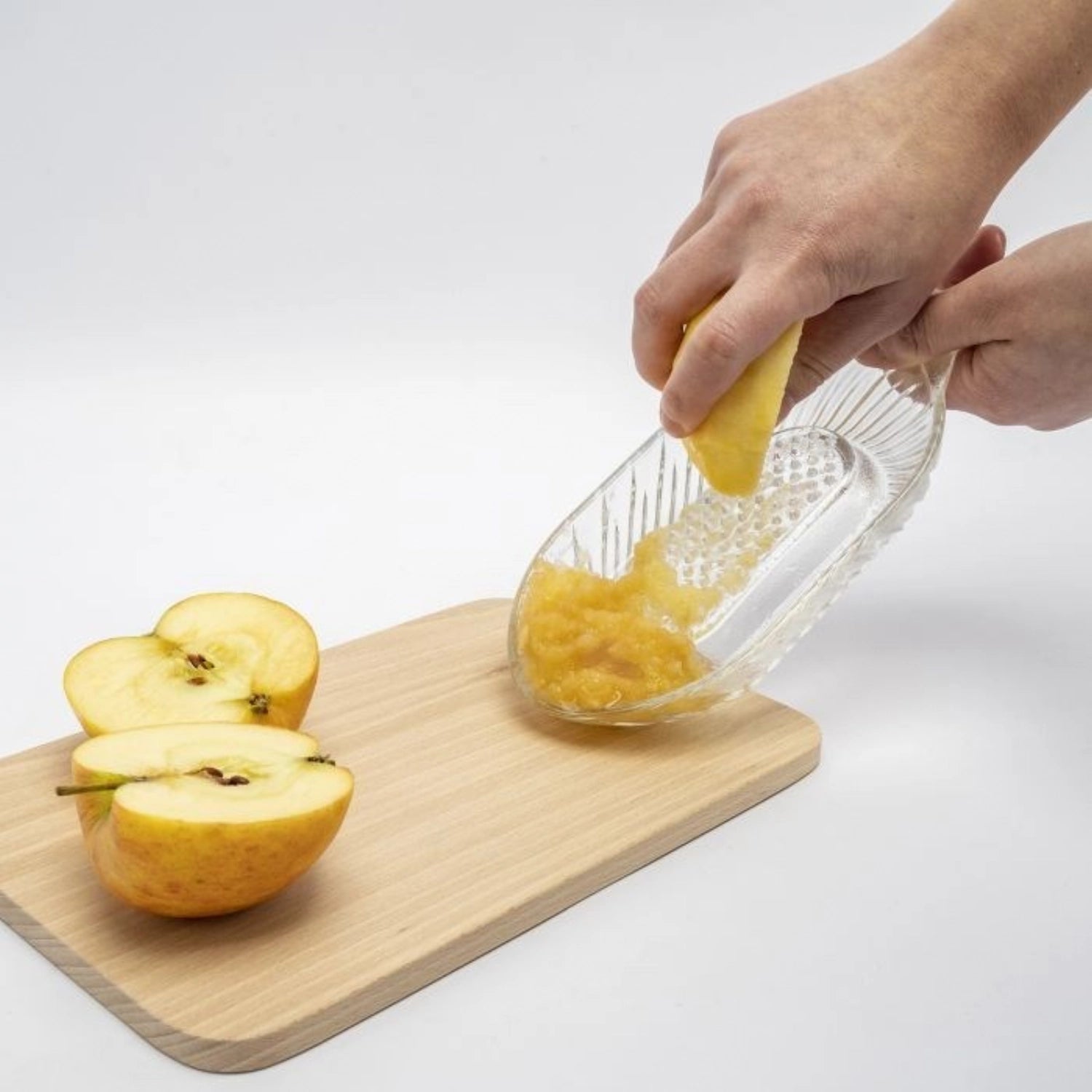 Elegante Apfelreibe aus robustem Glas mit 140ml Volumen von Westmark – perfekt für müheloses Reiben von Äpfeln und weiteren Früchten.