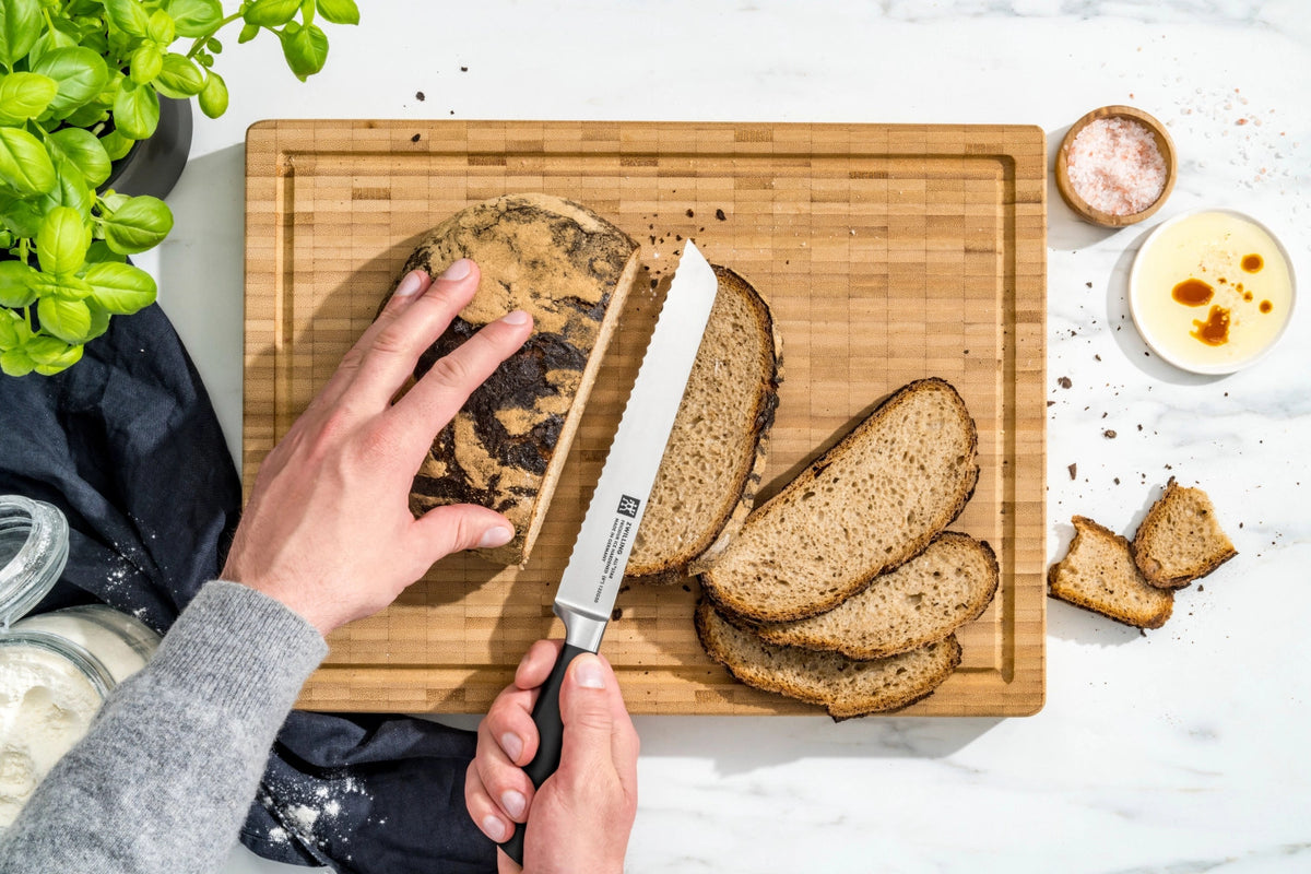 All Star Brotmesser 200 chrome-silber in Schwarz präsentiert im Onlineshop von KAQTU Design AG. Küchenmesser ist von Zwilling Kitchen