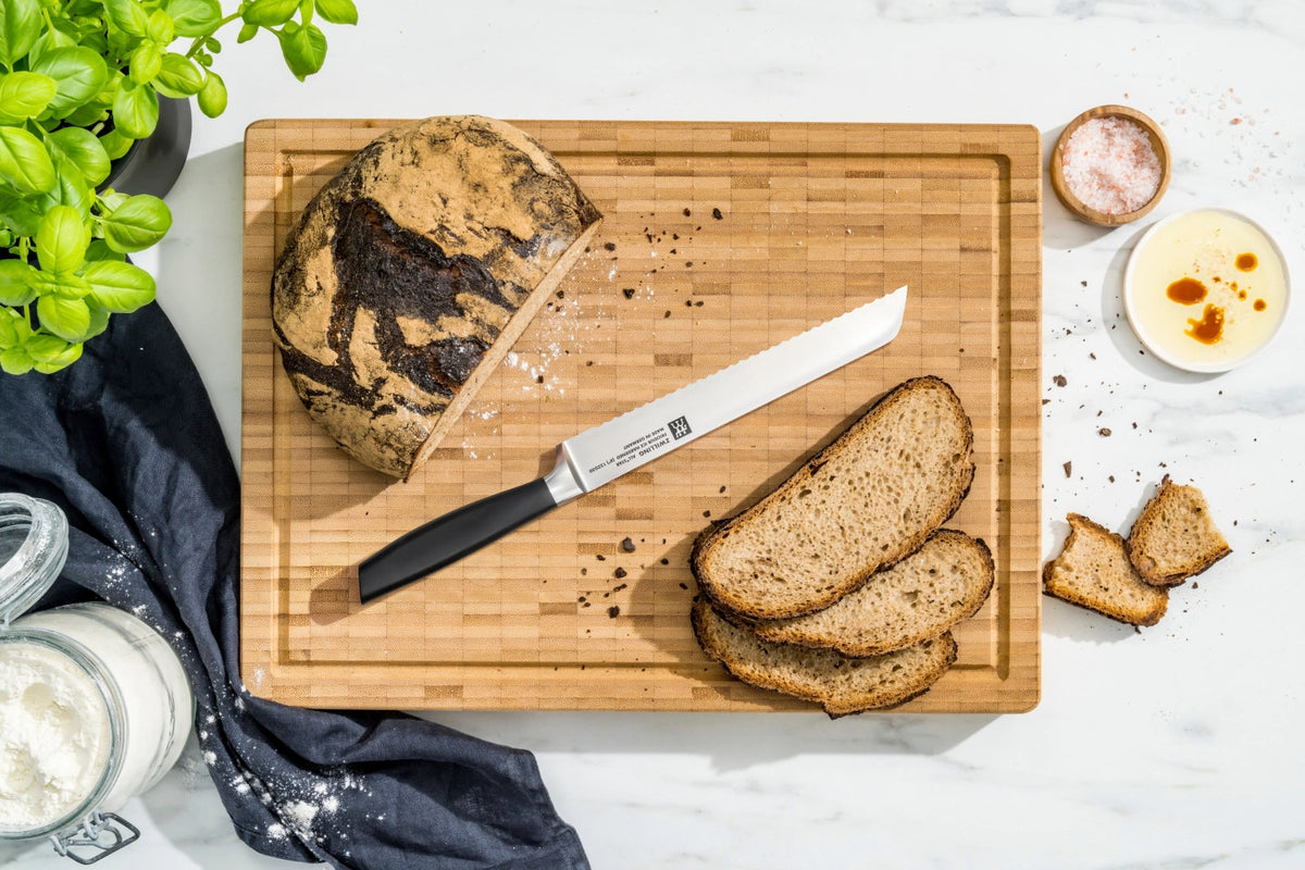 All Star Brotmesser 200 chrome-silber in Schwarz präsentiert im Onlineshop von KAQTU Design AG. Küchenmesser ist von Zwilling Kitchen