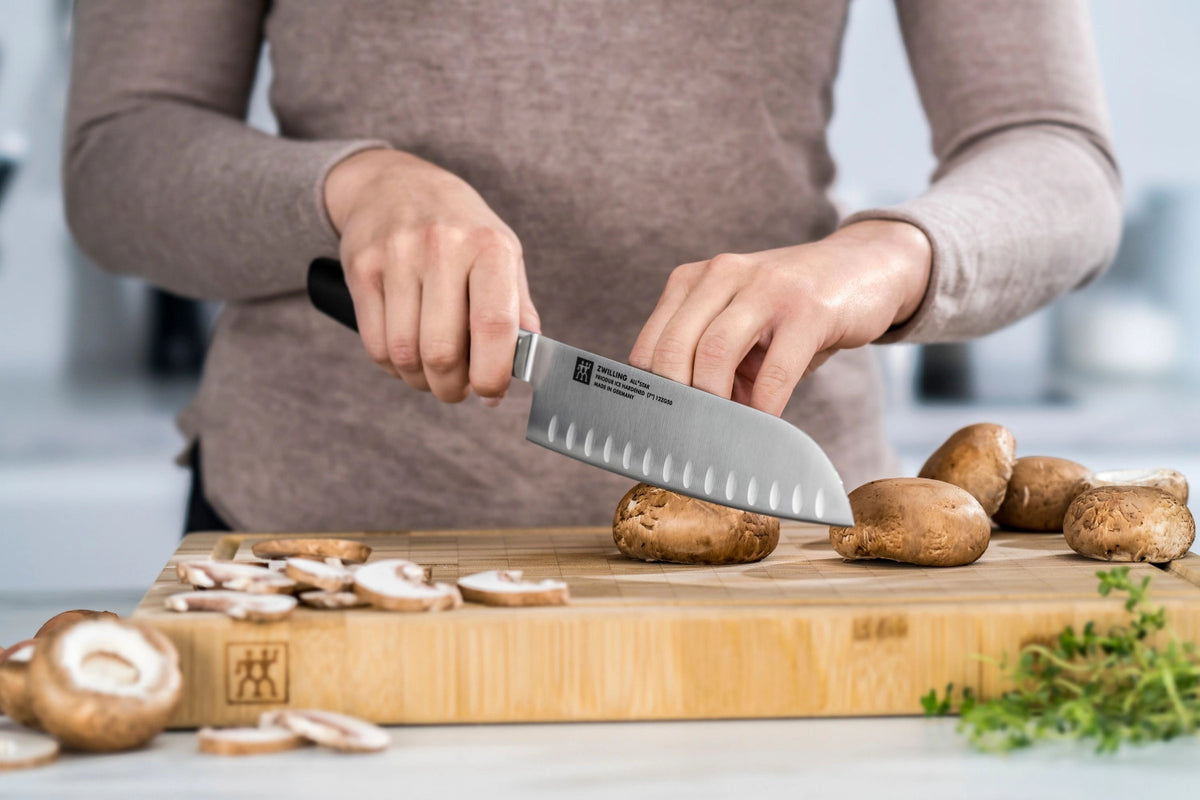 All Star Santoku m. Kullen 180, chrome-silber in Schwarz präsentiert im Onlineshop von KAQTU Design AG. Küchenmesser ist von Zwilling Kitchen