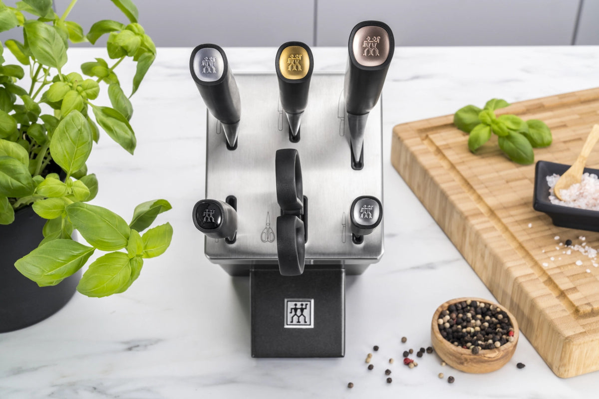All Star selbstschärfender Messerblock, 7-tlg., chrom-silber in Schwarz präsentiert im Onlineshop von KAQTU Design AG. Messerblock ist von Zwilling Kitchen