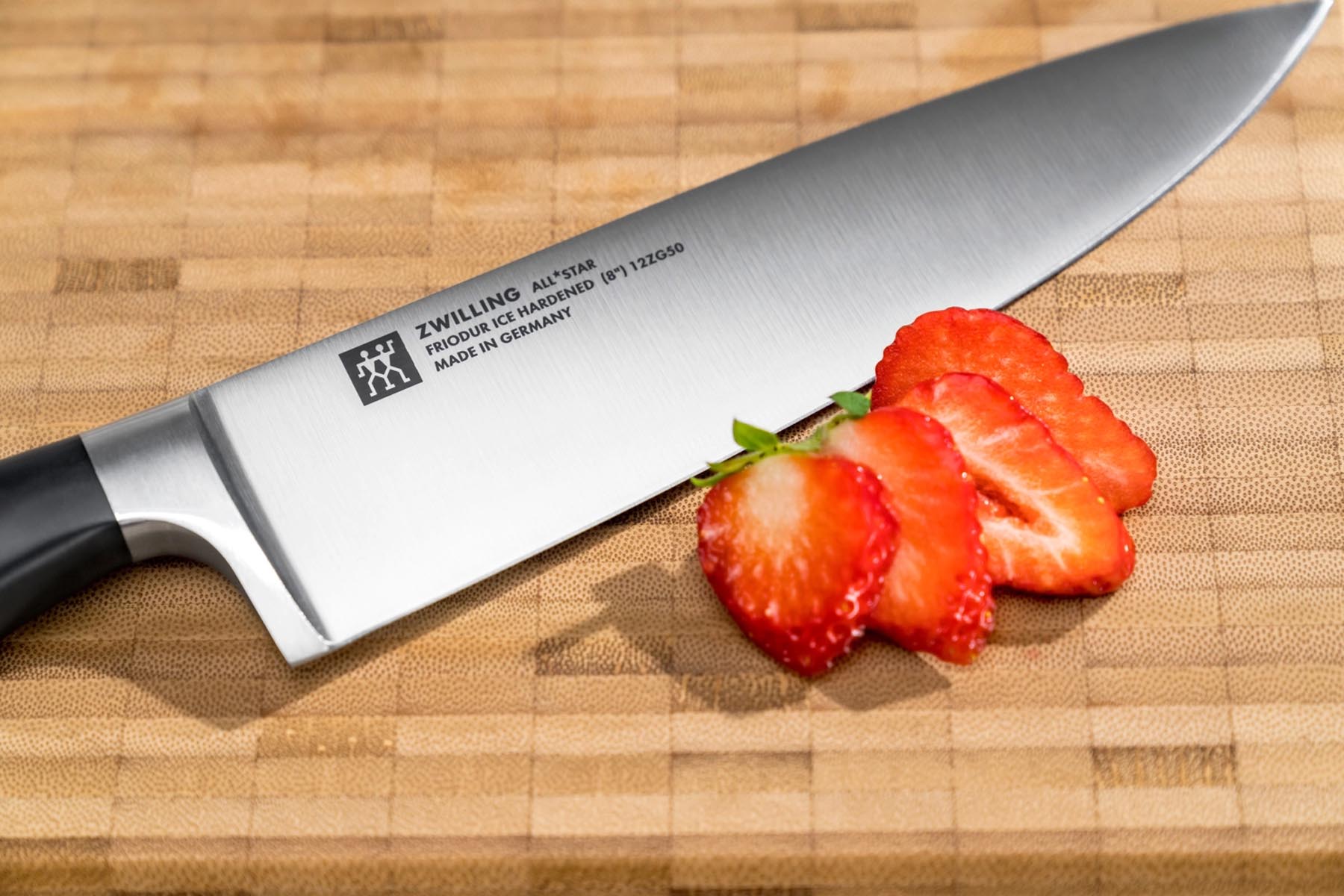 Elegantes Zwilling All Star Kochmesser 200 in Weiß, ideal für präzise Schnitte und eine stilvolle Küchenausstattung.