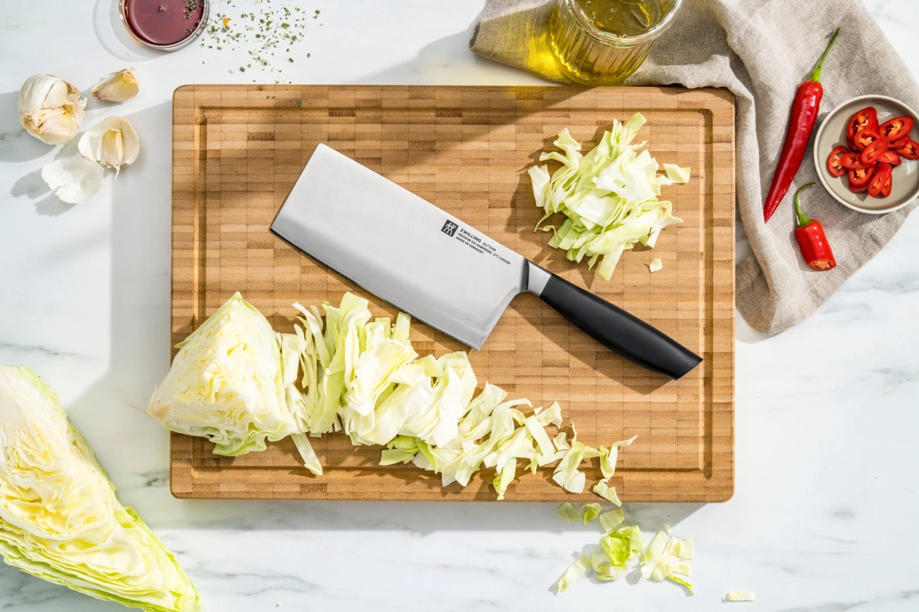 Elegantes Zwilling All Star Chin. Kochmesser 180 mit edler gold-polierter Klinge, ideal für präzises Schneiden und stilvolles Kochen.