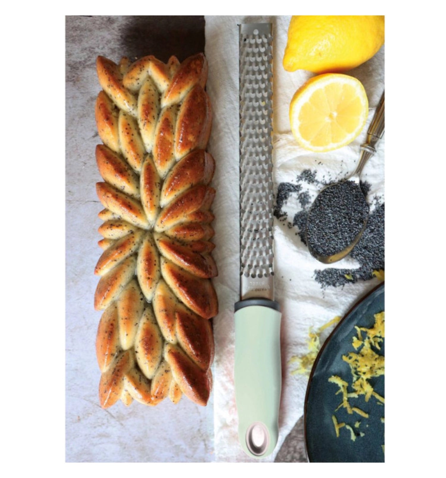 Zestenreibe von Scrap Cooking, 32.5 cm lang, ideal zum Zesten von Zitrusfrüchten, perfekt für Back- und Kochliebhaber.