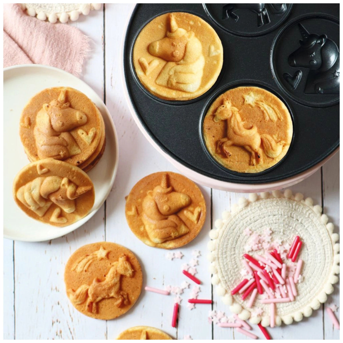 Unicorn Waffle Factory in Rot präsentiert im Onlineshop von KAQTU Design AG. Küchengerät ist von Scrap Cooking