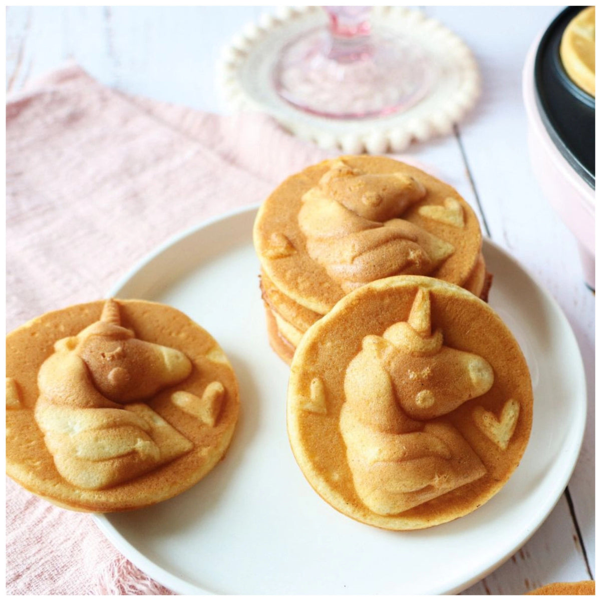 Unicorn Waffle Factory in Rot präsentiert im Onlineshop von KAQTU Design AG. Küchengerät ist von Scrap Cooking