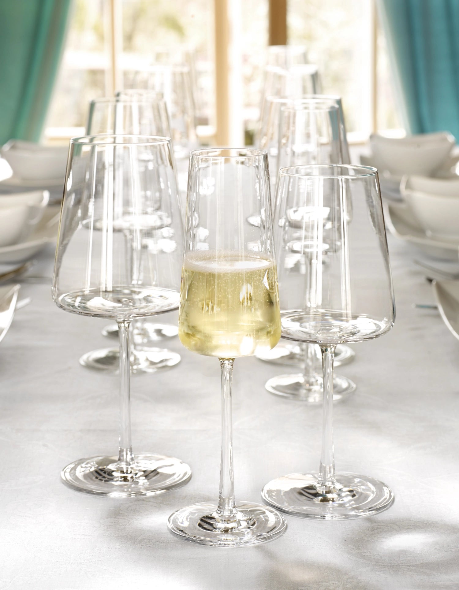 Stilvolles 6-teiliges Set von Stölzle, hochwertige Champagnerkelche mit 238ml Volumen und 226mm Höhe, perfekt für besondere Feierlichkeiten.