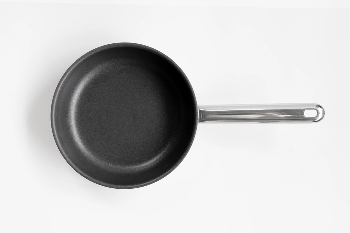 Resto 3 Duraslide Bratpfanne 26cm in Silber präsentiert im Onlineshop von KAQTU Design AG. Bratpfanne ist von Demeyere