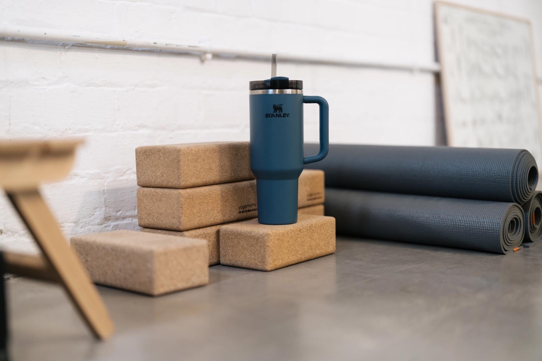 Stylische Thermosflasche Quencher FlowState 1.18l in der Farbe Blue Spruce von Stanley, ideal für kalte und heiße Getränke.