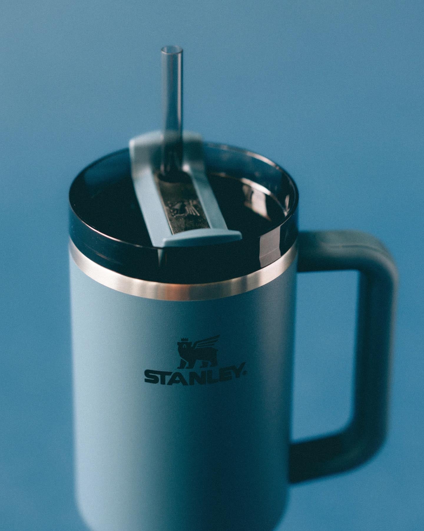 Stylische Stanley Quencher FlowState Thermosflasche in Blue Spruce, ideal für Outdoor-Aktivitäten und sorgt für optimale Temperaturhaltung.
