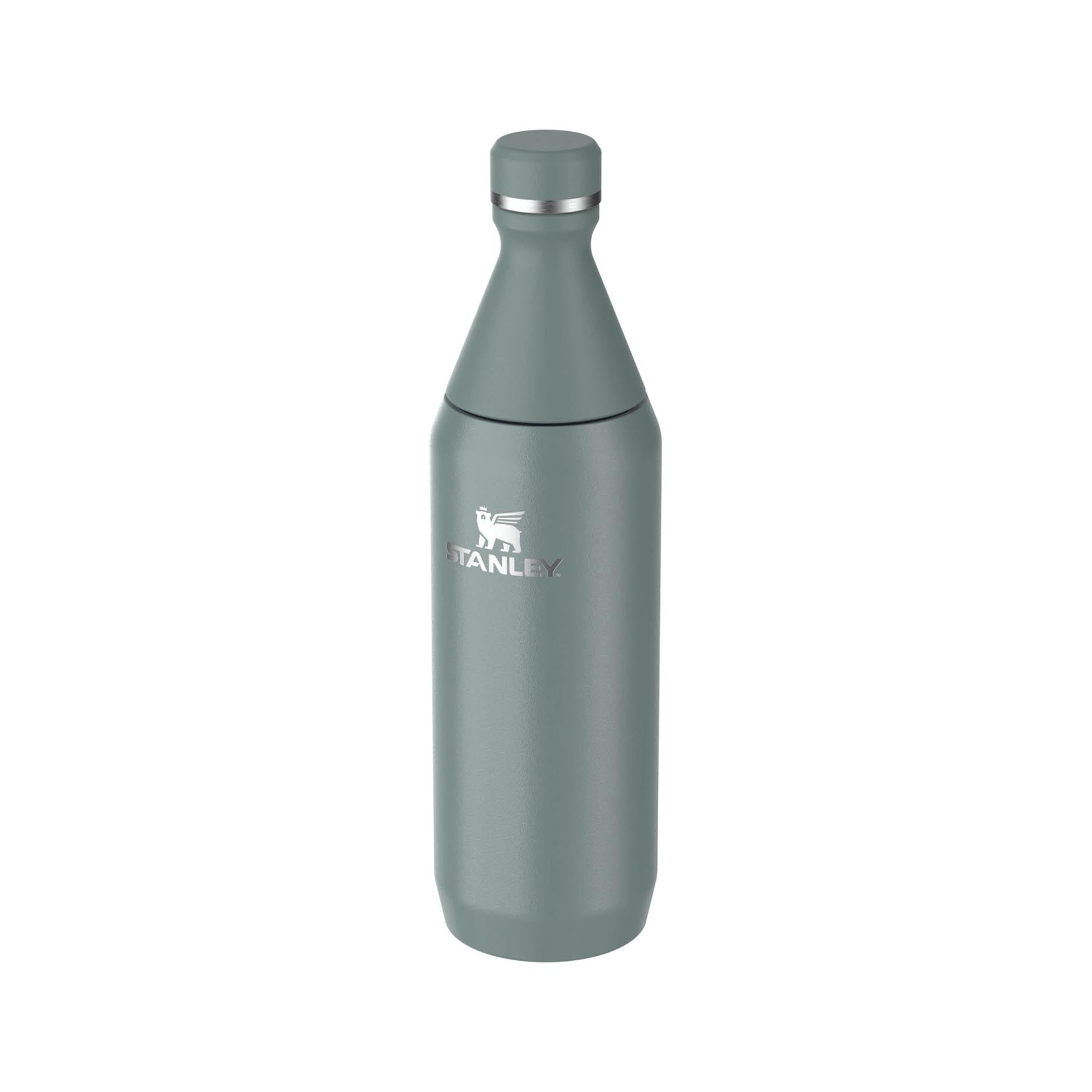 Elegante Stanley Thermosflasche in schimmerndem Schiefergrau, 0.6l, ideal für unterwegs und hält Getränke lange warm oder kalt.