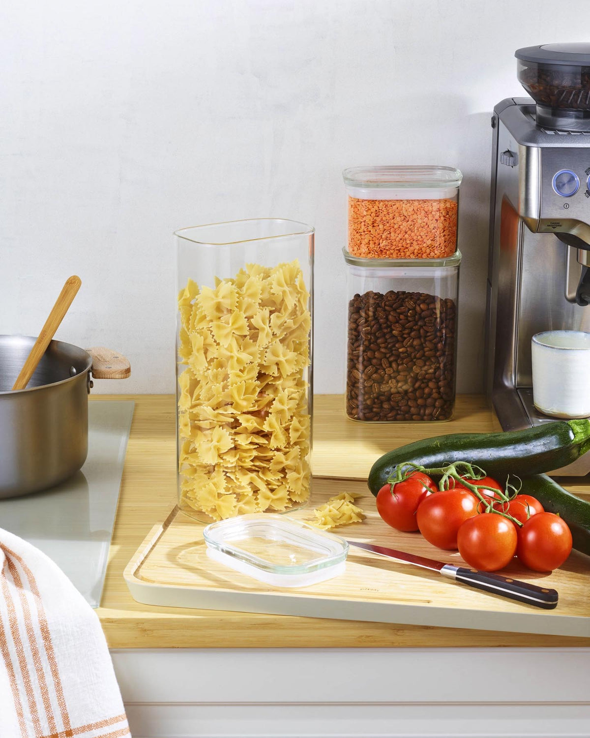 3er Set Vorratsglas mit Glasdeckel 0.47l, 1.2l, 1.8l in Transparent präsentiert im Onlineshop von KAQTU Design AG. Aufbewahrungsbehälter ist von Pebbly