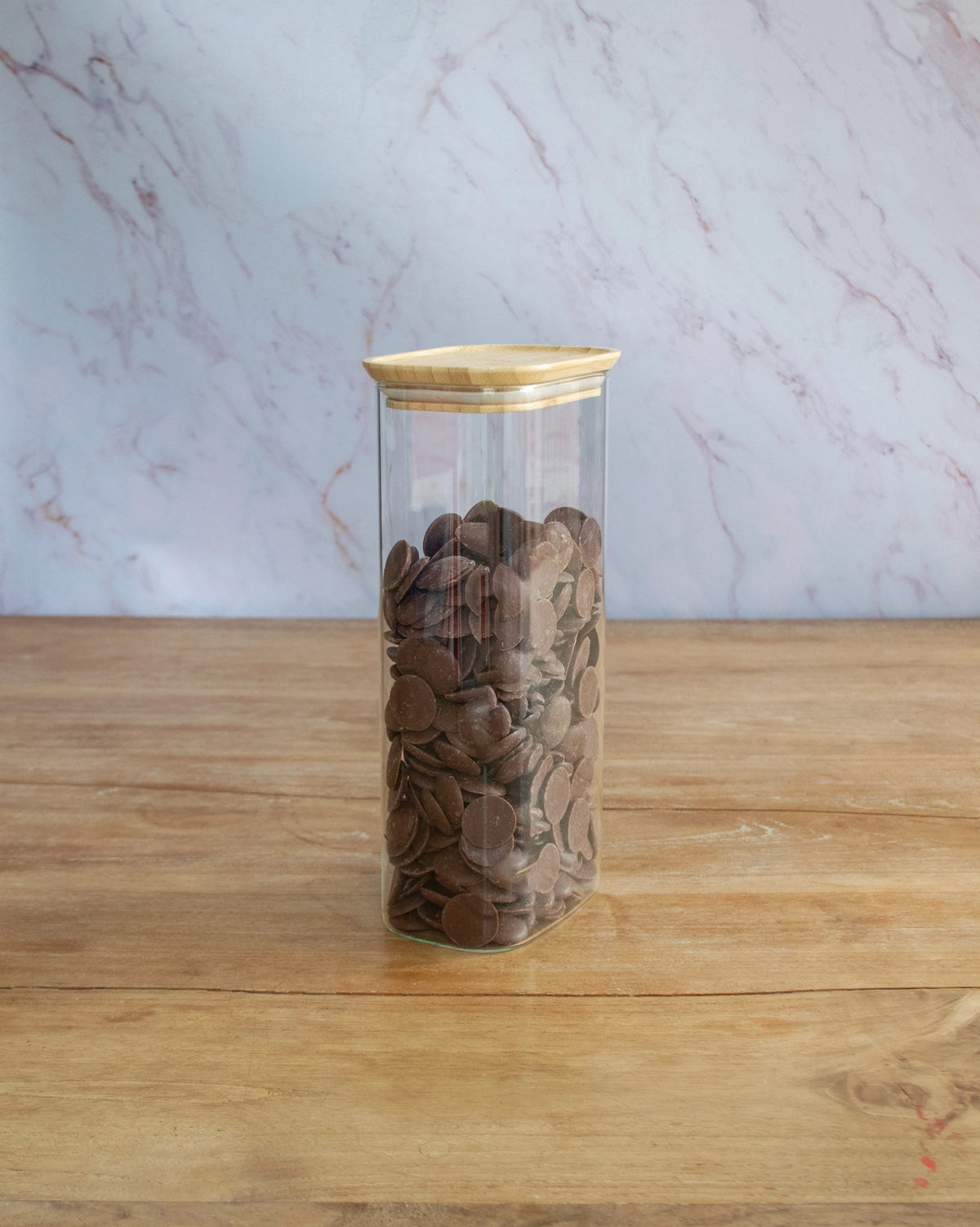 Vorratsglas mit Bambusdeckel 1.8l 12.5x8.5x26.1cm in Braun präsentiert im Onlineshop von KAQTU Design AG. Aufbewahrungsbehälter ist von Pebbly