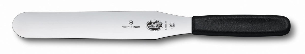 Schwarzer Victorinox Swiss Classic Spachtel, 23cm lang, mit flacher, breiter Klinge und schlankem Griff, liegend fotografiert auf hellem Untergrund.