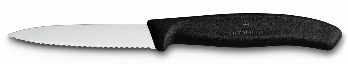 Schwarzes Victorinox Gemüsemesser mit gewellter Klinge, 8cm lang, schmale Form, Griff aus schwarzem Kunststoff, seitliche Ansicht.