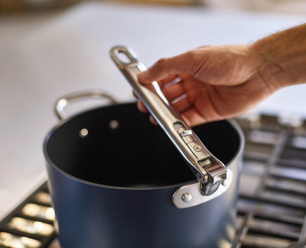 Space Stielkasserolle D23cm Griff klappbar mit Deckel in Silber präsentiert im Onlineshop von KAQTU Design AG.  ist von Joseph Joseph