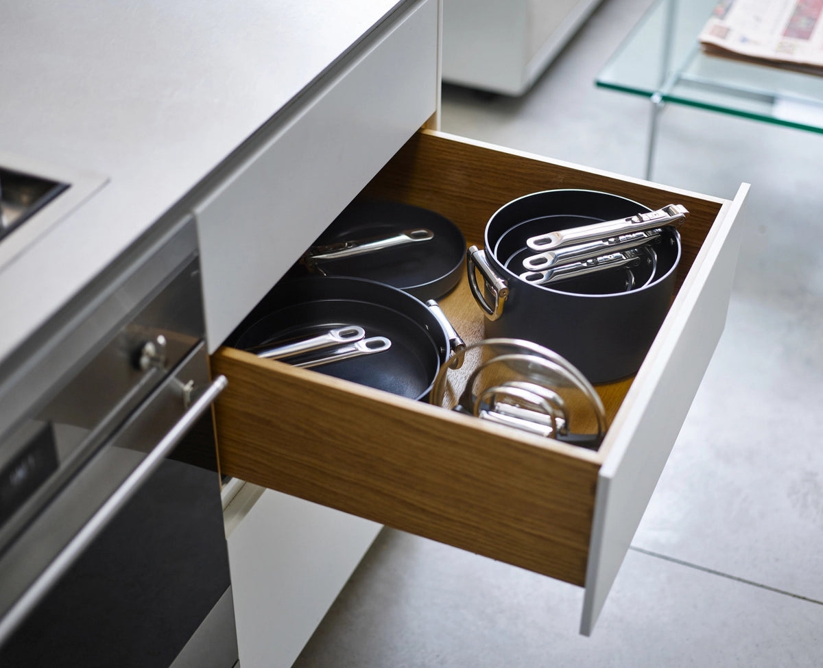 Space Stielkasserolle D23cm Griff klappbar mit Deckel in Silber präsentiert im Onlineshop von KAQTU Design AG.  ist von Joseph Joseph