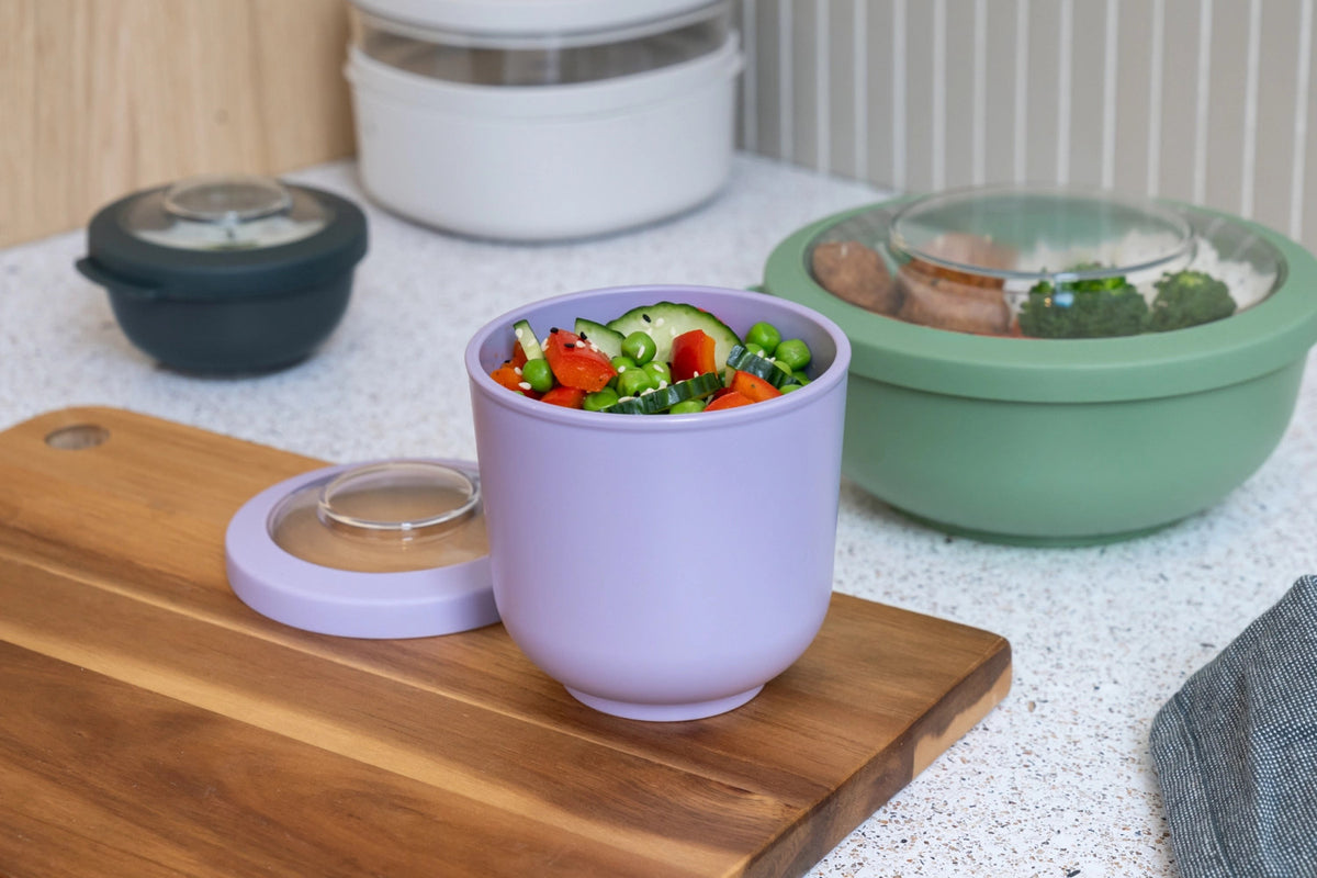 Tylla Bowl 1000ml PP sage in Grün präsentiert im Onlineshop von KAQTU Design AG. Aufbewahrungsbehälter ist von Amuse