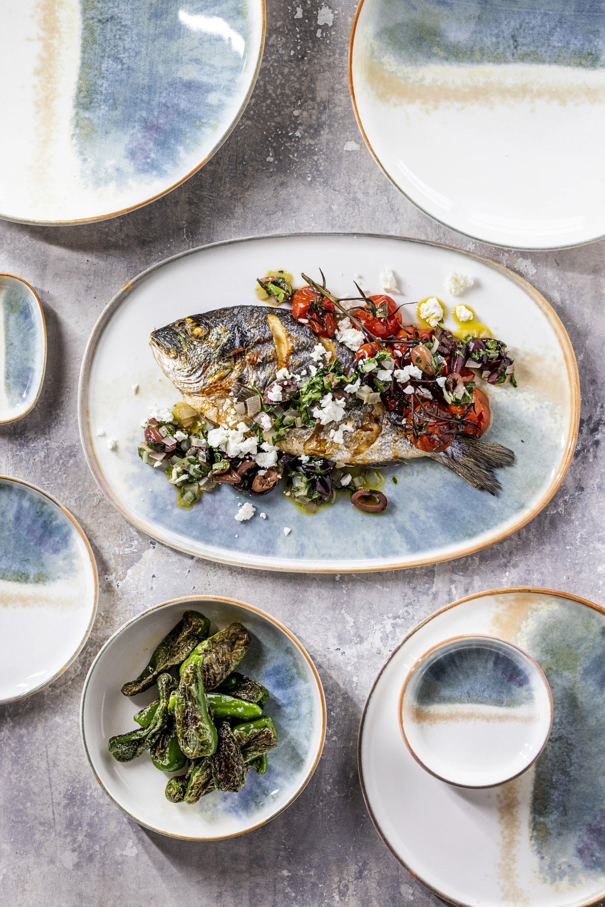 Fium Hygge Teller oval L18cm in Blau präsentiert im Onlineshop von KAQTU Design AG. Schale ist von Bonna