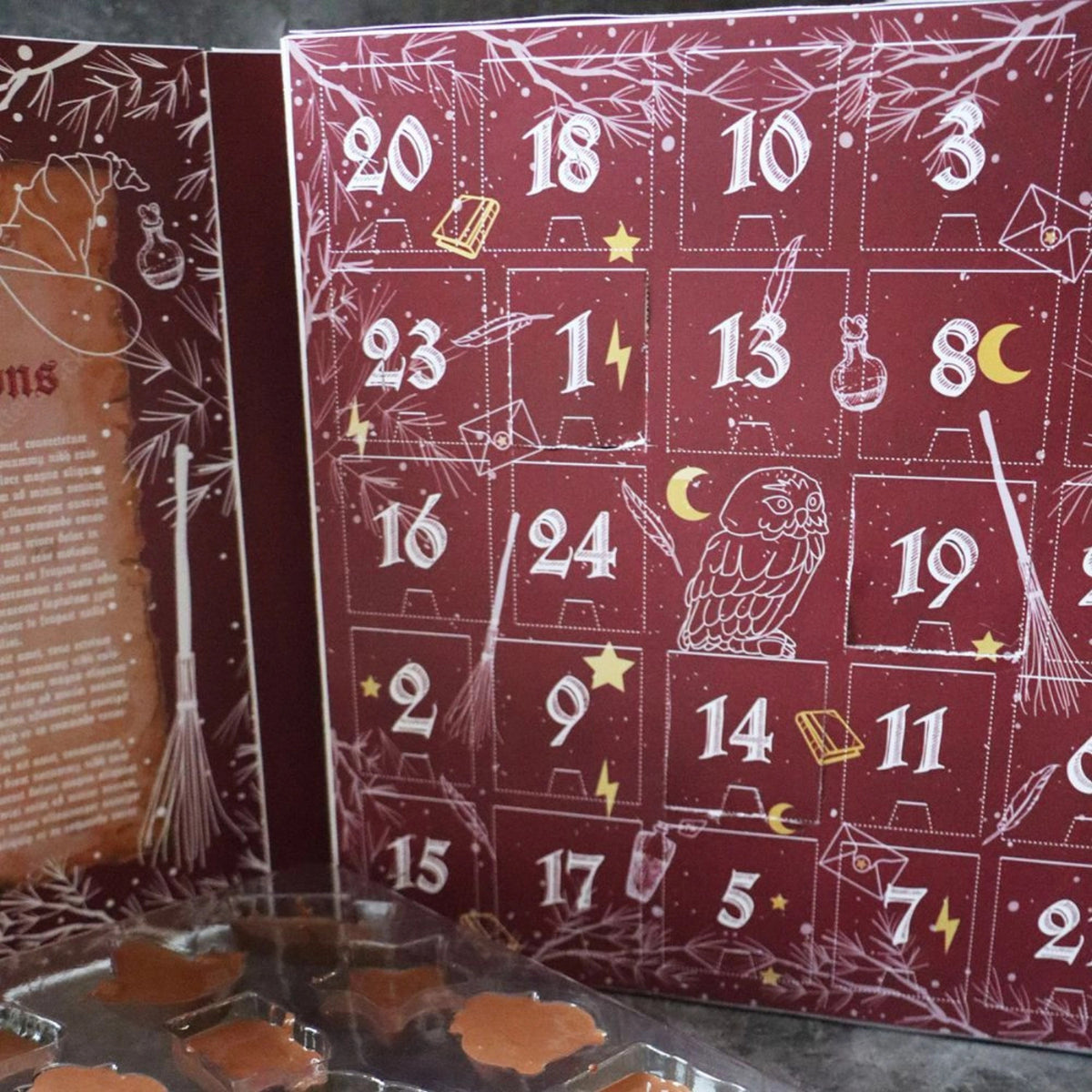 Adventskalender mit Schokogiessformen Zauberer in Violett präsentiert im Onlineshop von KAQTU Design AG. Backutensilien ist von Scrap Cooking