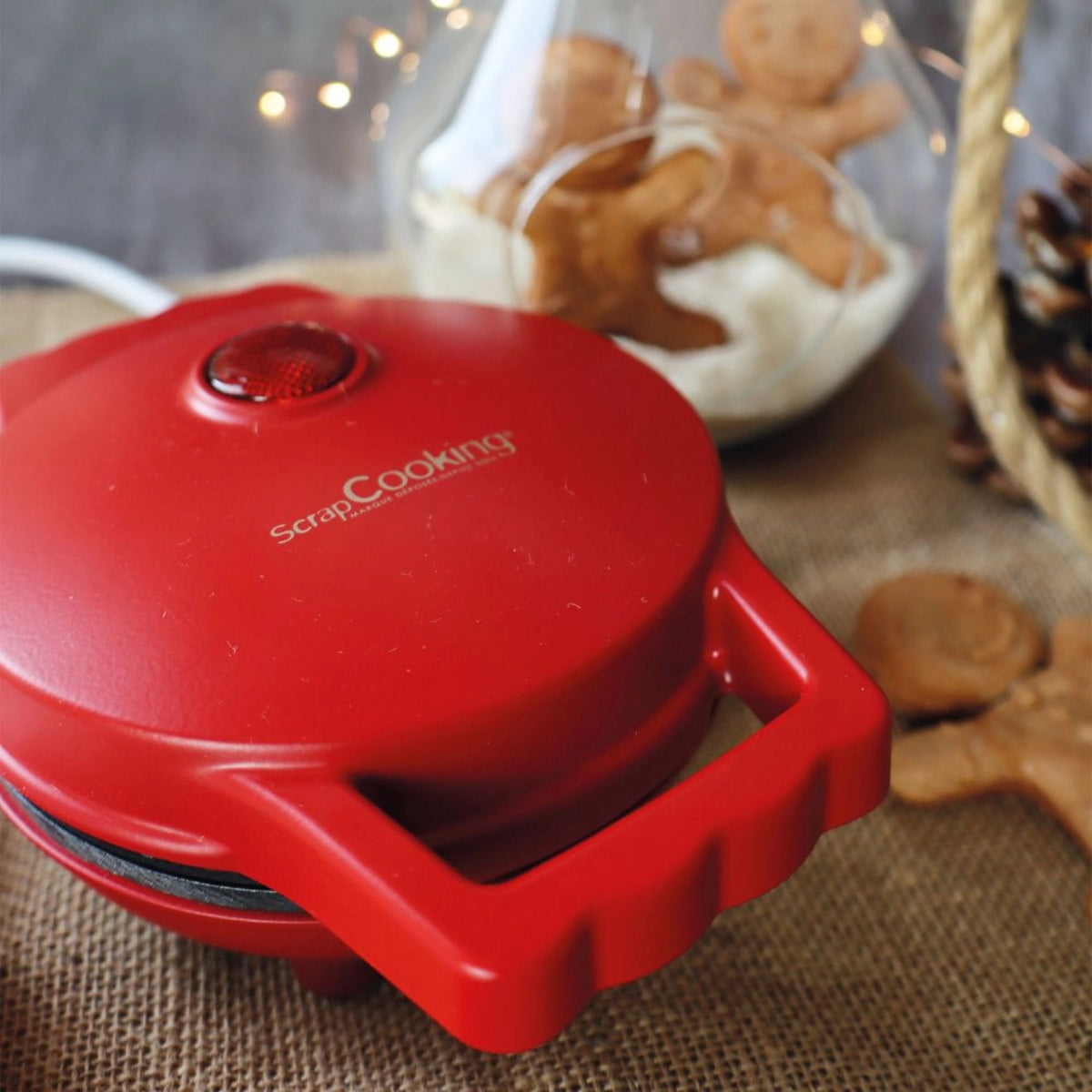 Waffeleisen Mini Factory Lebkuchenmann in Rot präsentiert im Onlineshop von KAQTU Design AG. Küchengerät ist von Scrap Cooking