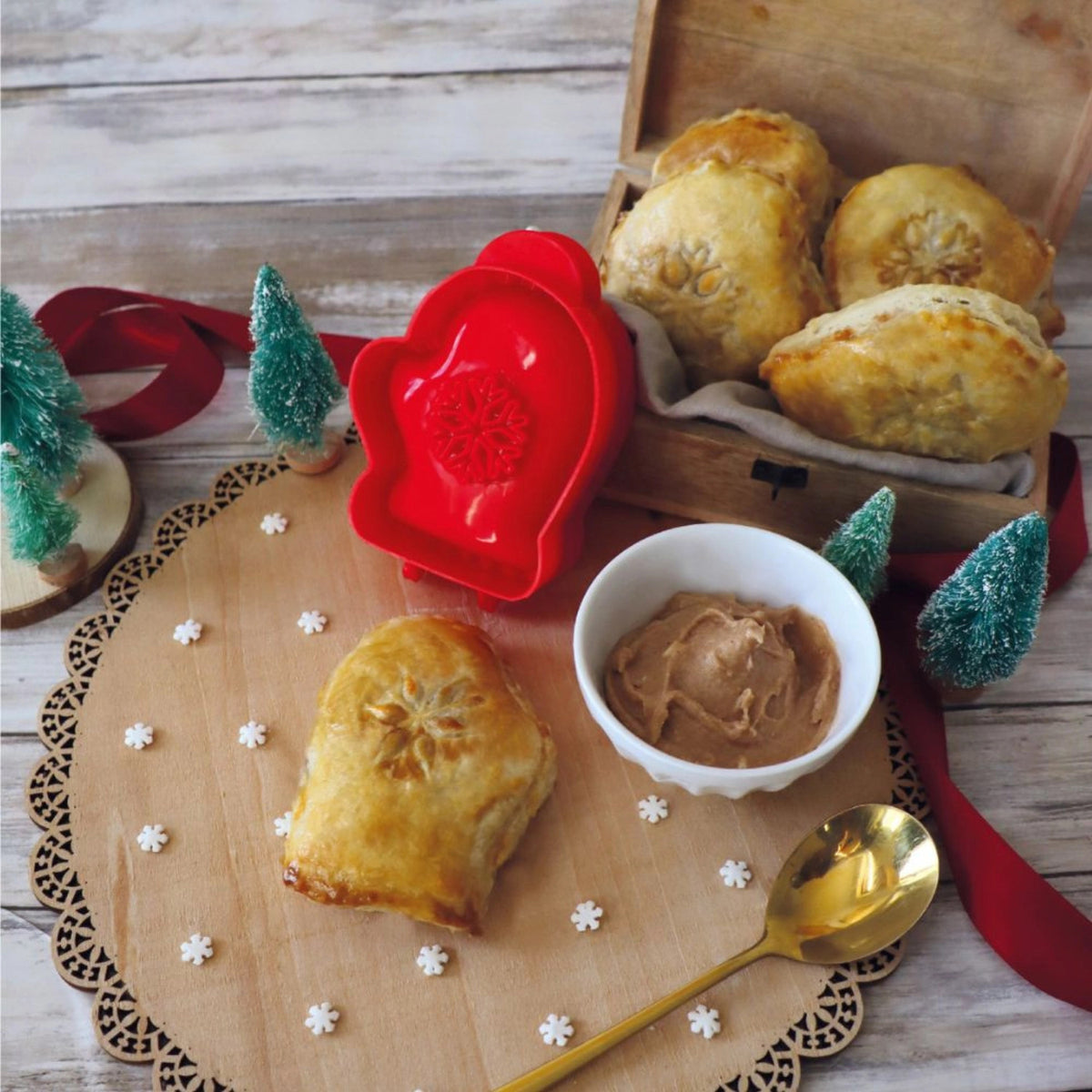 Teigformer Weihnachten Handschuh mit Schneeflocke in Rot präsentiert im Onlineshop von KAQTU Design AG. Backform / Backblech ist von Scrap Cooking