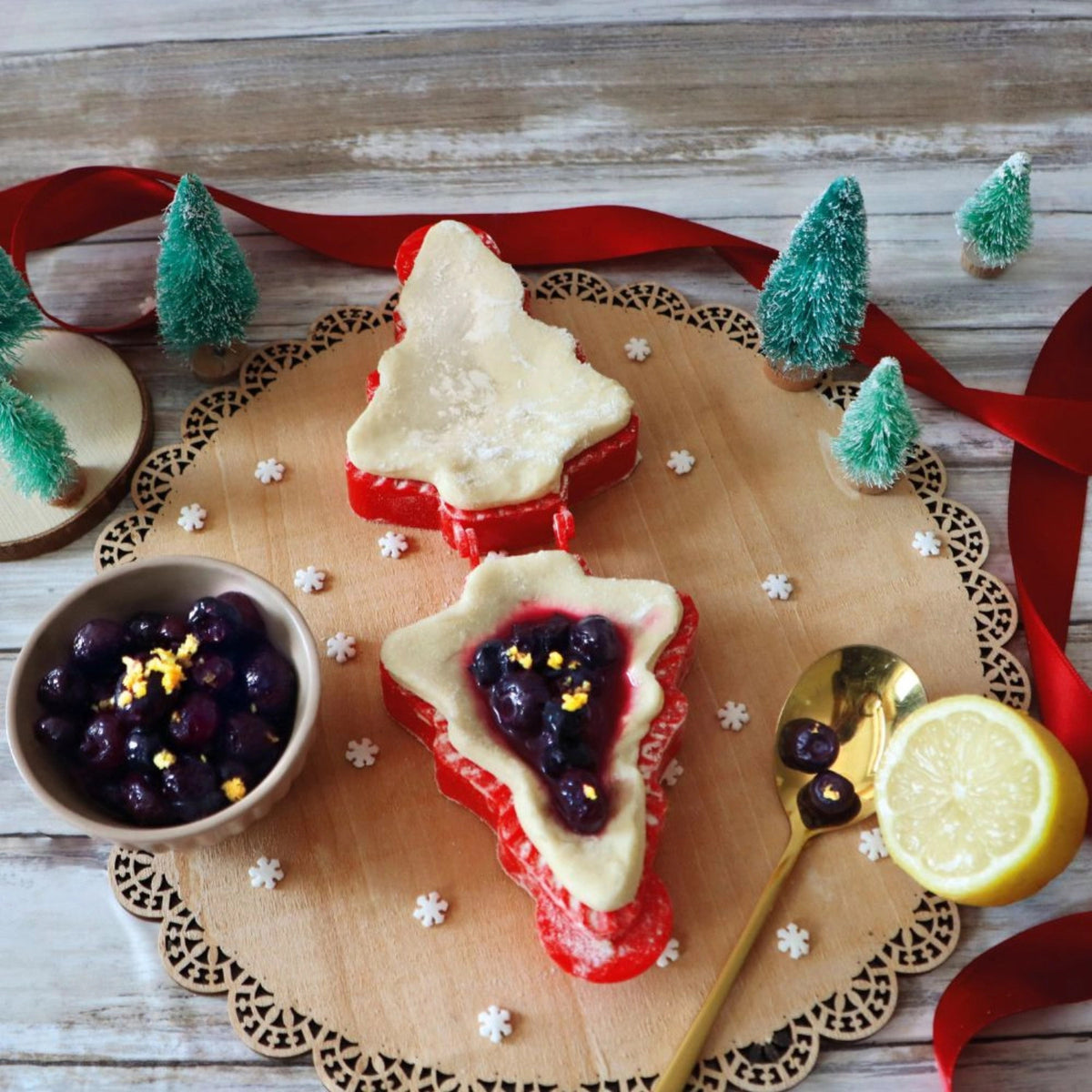 Teigformer Weihnachten Tannenbaum in Rot präsentiert im Onlineshop von KAQTU Design AG. Backform / Backblech ist von Scrap Cooking