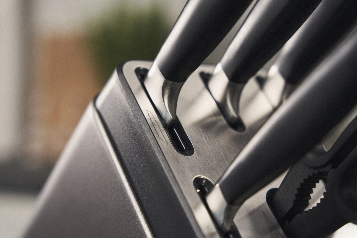 7tlg. All Star Selbstschärfender Messerblock silber in Grau präsentiert im Onlineshop von KAQTU Design AG. Messerblock ist von Zwilling