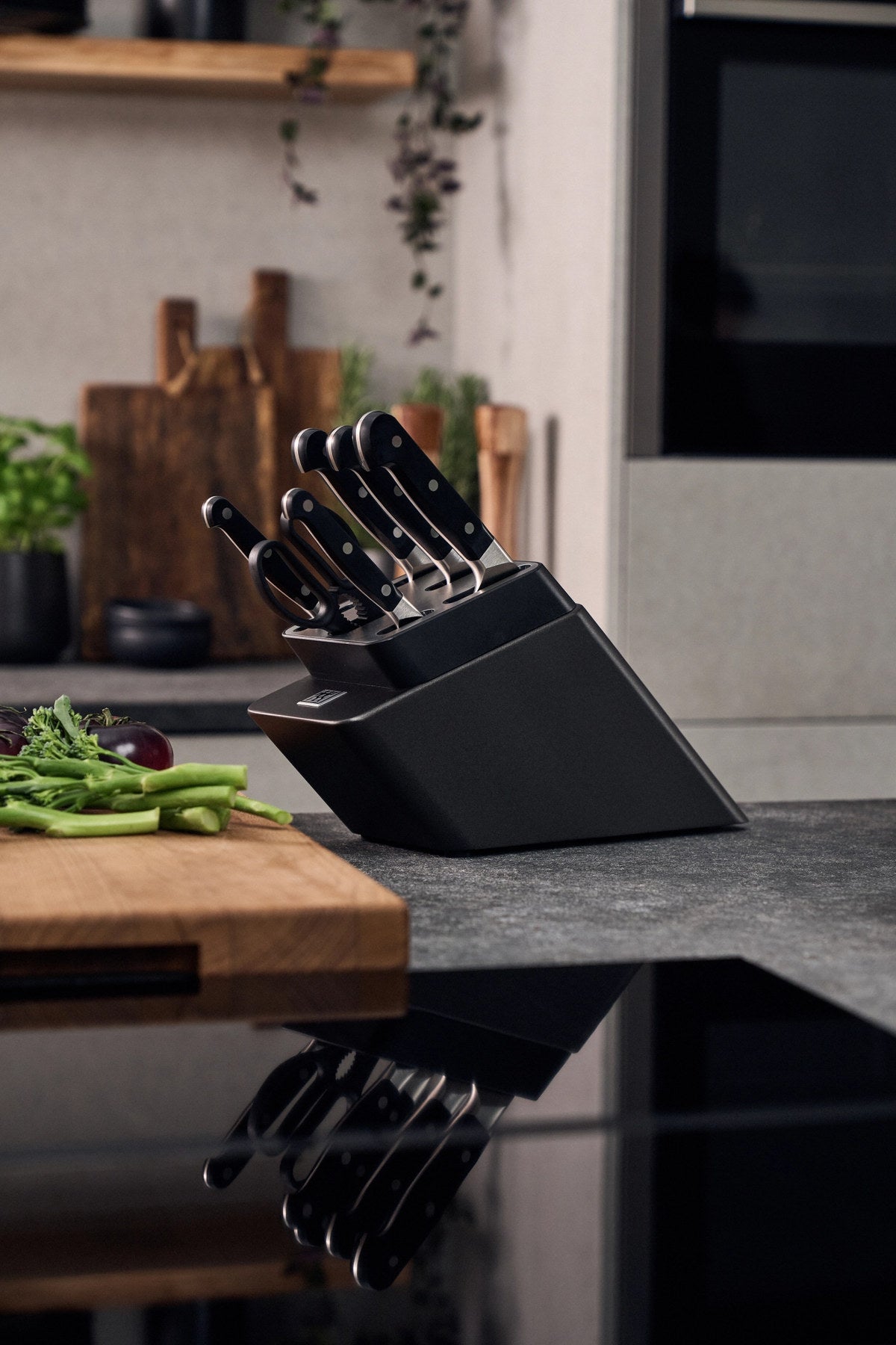 7tlg. Pro Selbstschärfender Messerblock in Grau präsentiert im Onlineshop von KAQTU Design AG. Messerblock ist von Zwilling