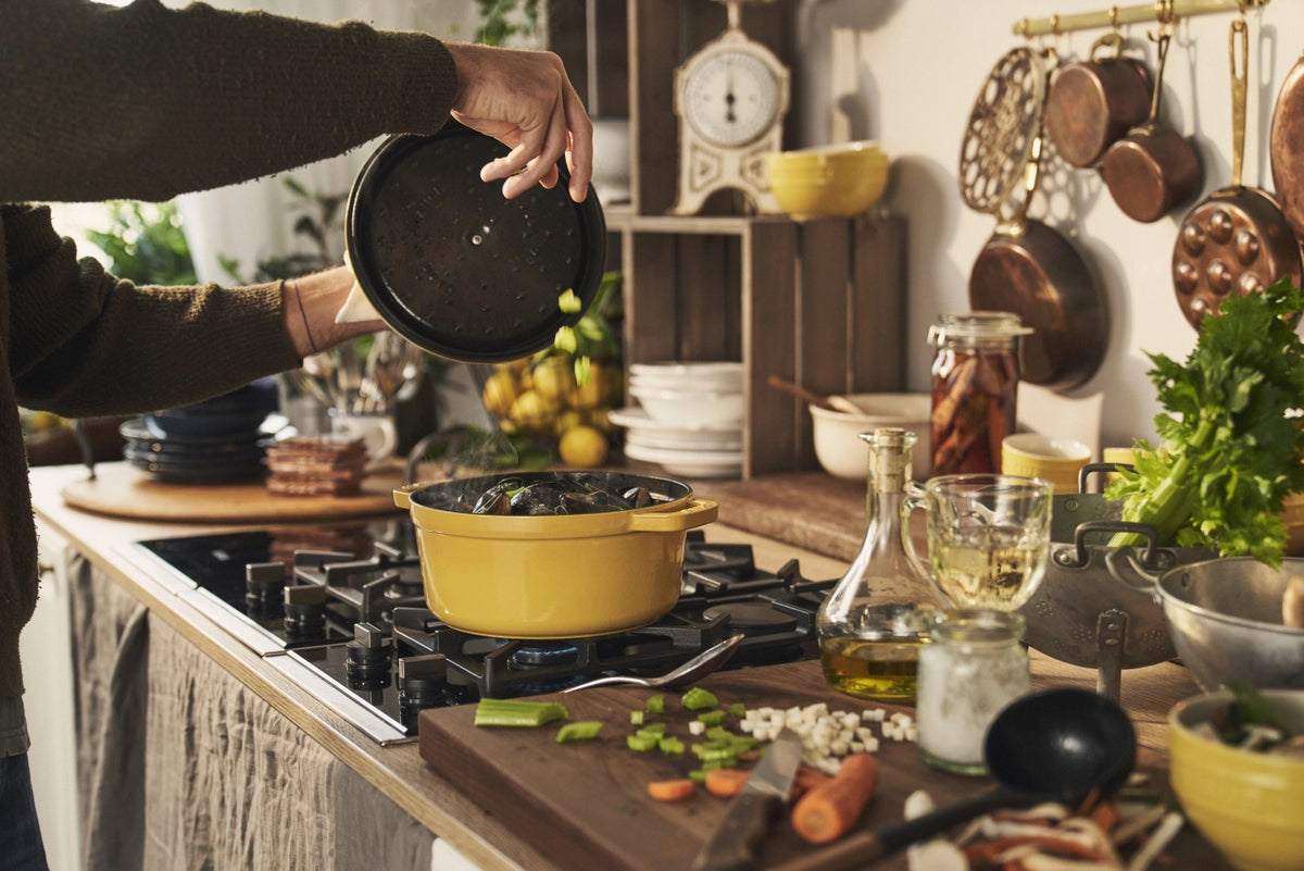 Cocotte 24cm, rund, Citron, Gusseisen 3.7l in Gelb präsentiert im Onlineshop von KAQTU Design AG.  ist von Staub