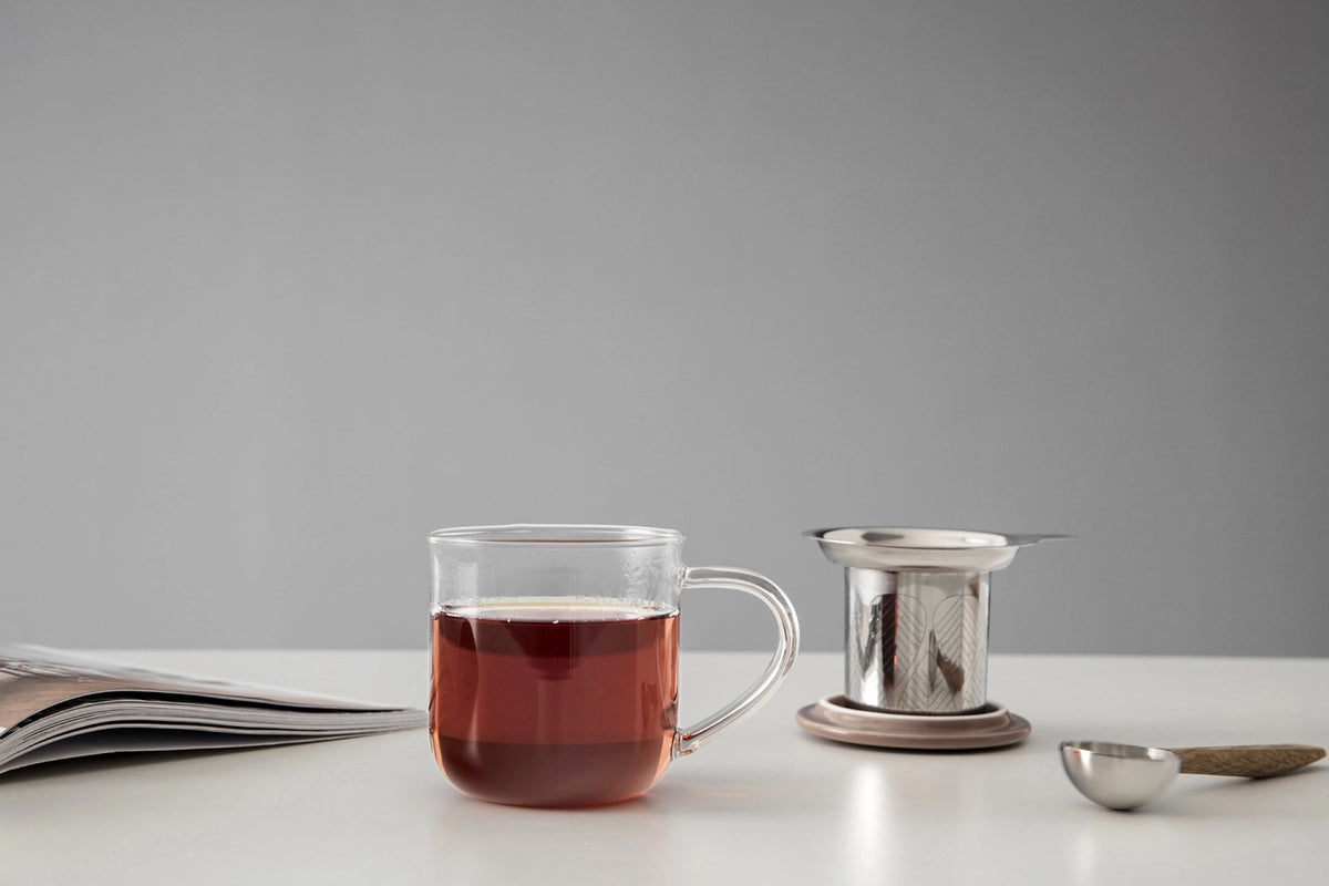 Minima Eva Teetasse mit Infuser 400ml Borosilikat braun in Braun präsentiert im Onlineshop von KAQTU Design AG. Tasse ist von Viva