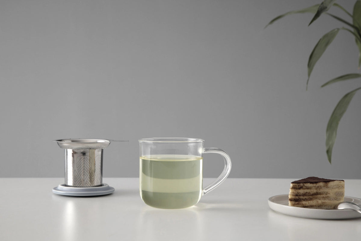 Minima Eva Teetasse mit Infuser 400ml Borosilikat hellblau in Blau präsentiert im Onlineshop von KAQTU Design AG. Tasse ist von Viva