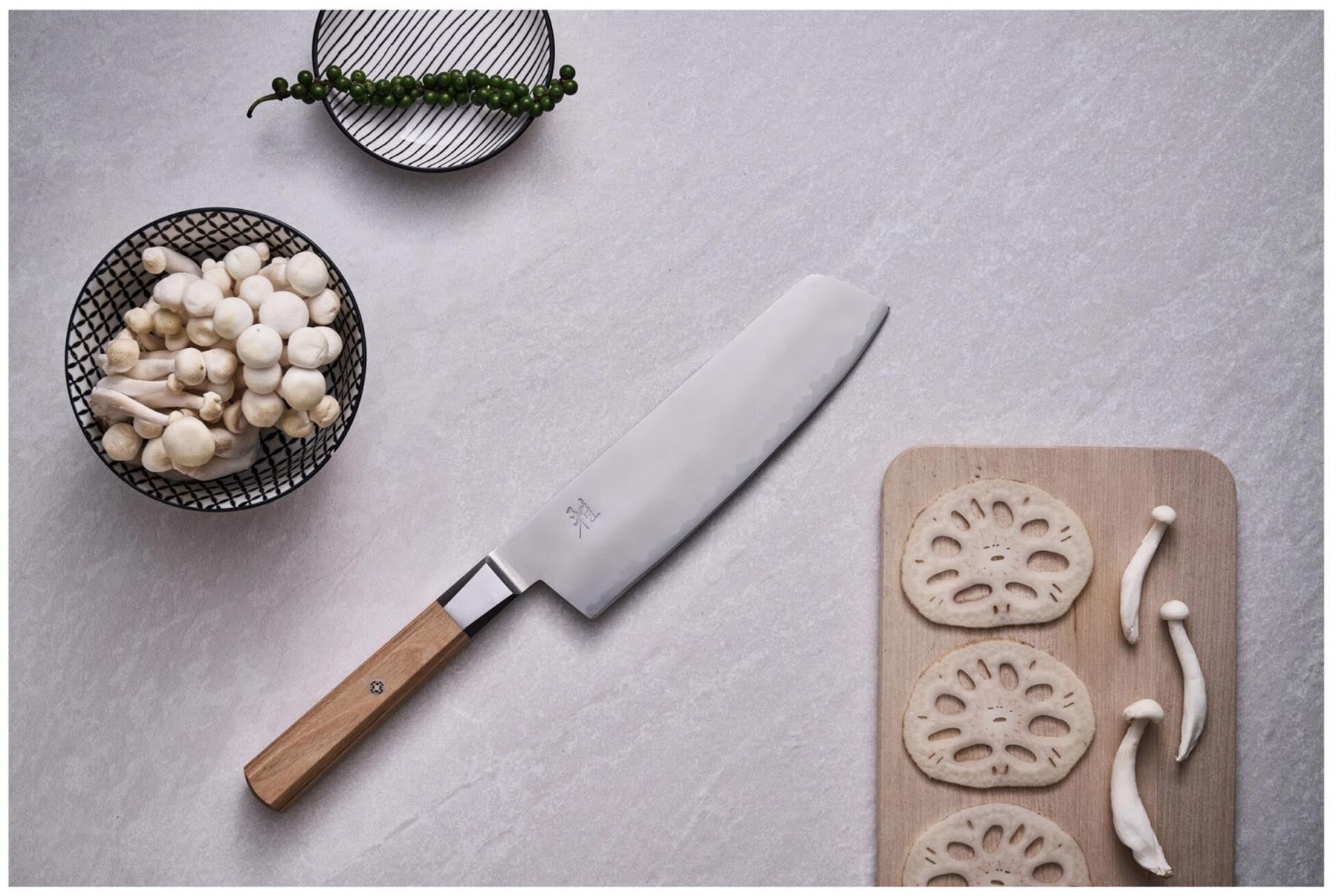 Elegantes Nakiri-Messer von Miyabi, 17 cm Klingenlänge, ideal für präzises Schneiden von Gemüse, in stilvollem Beige.