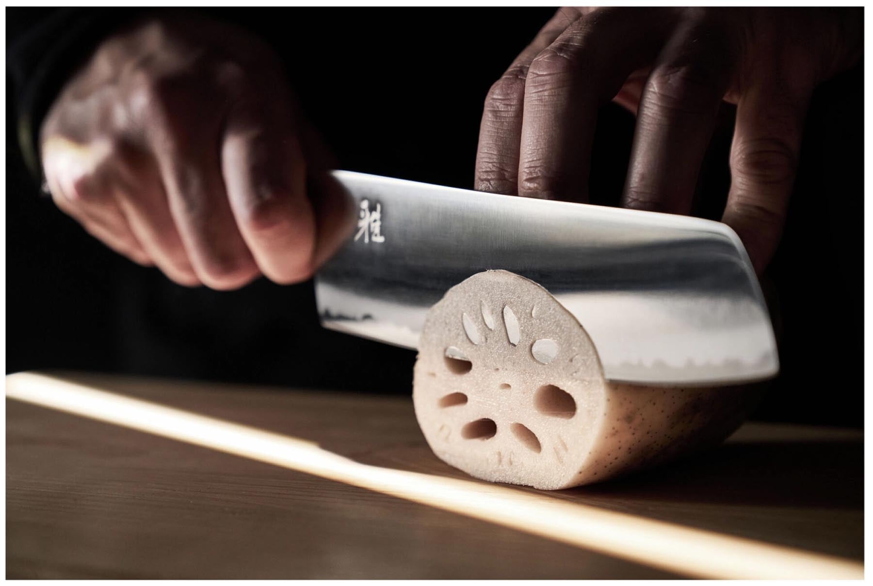 Elegantes Nakiri-Messer von Miyabi, 17 cm, ideal für präzises Schneiden von Gemüse, mit stilvollem, modernem Design in sanften Erdtönen.