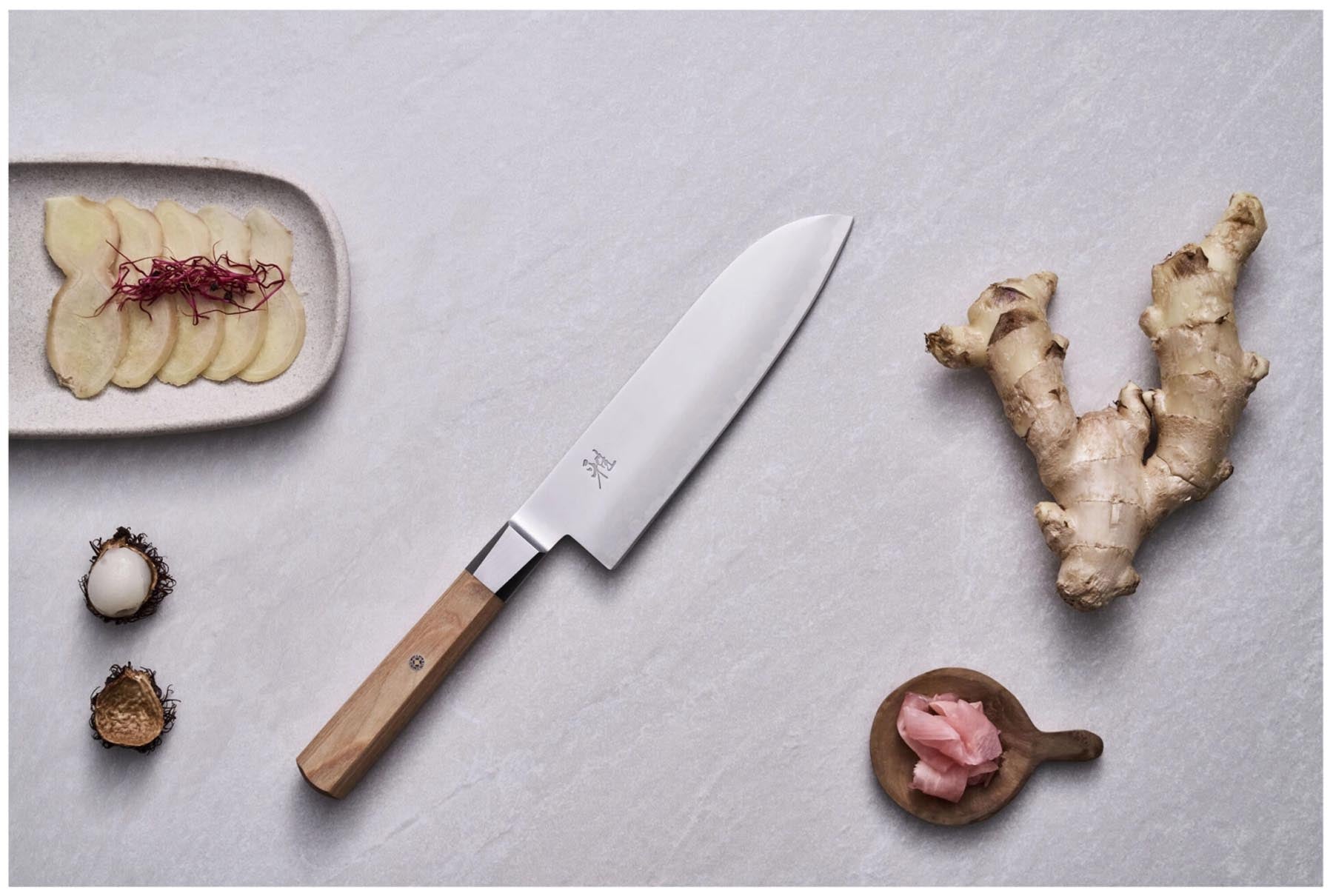 Elegantes Santoku-Messer von Miyabi mit 18 cm Klinge, ideal für präzises Schneiden in der modernen Küche.