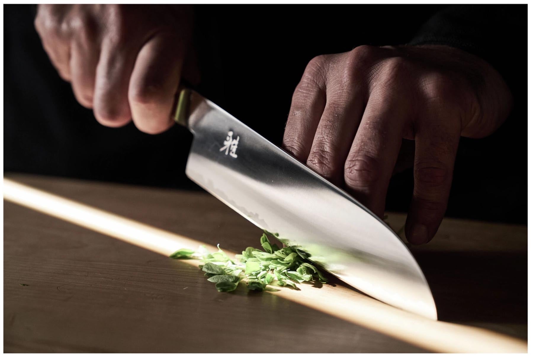 Elegantes Santoku-Messer von Miyabi mit 18 cm Klinge, ideal für präzises Schneiden und kreative Küchentechniken.