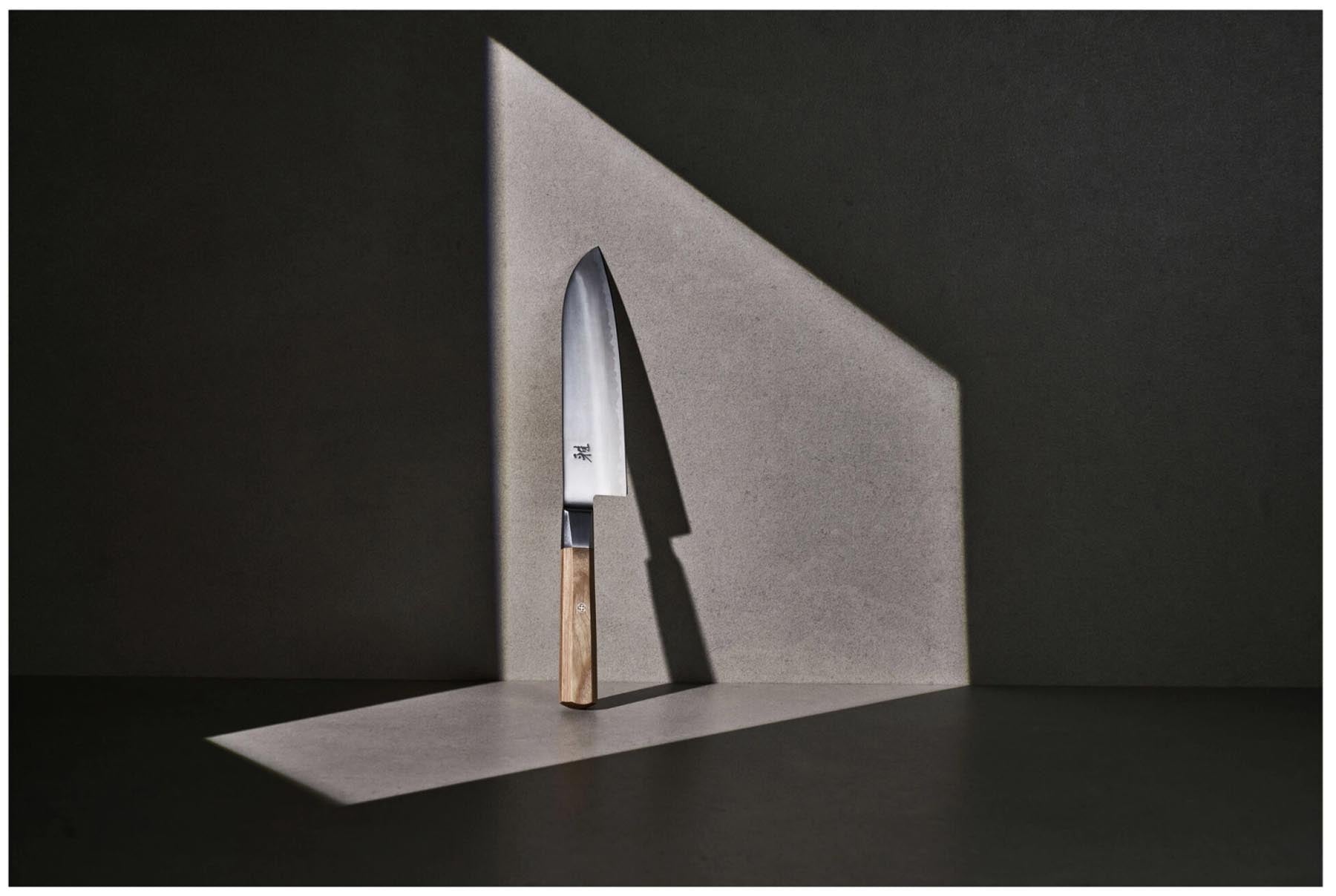 Hochwertiges Santoku-Messer von Miyabi mit 18 cm Klinge, perfekt für vielseitige Schneidetechniken in der modernen Küche.