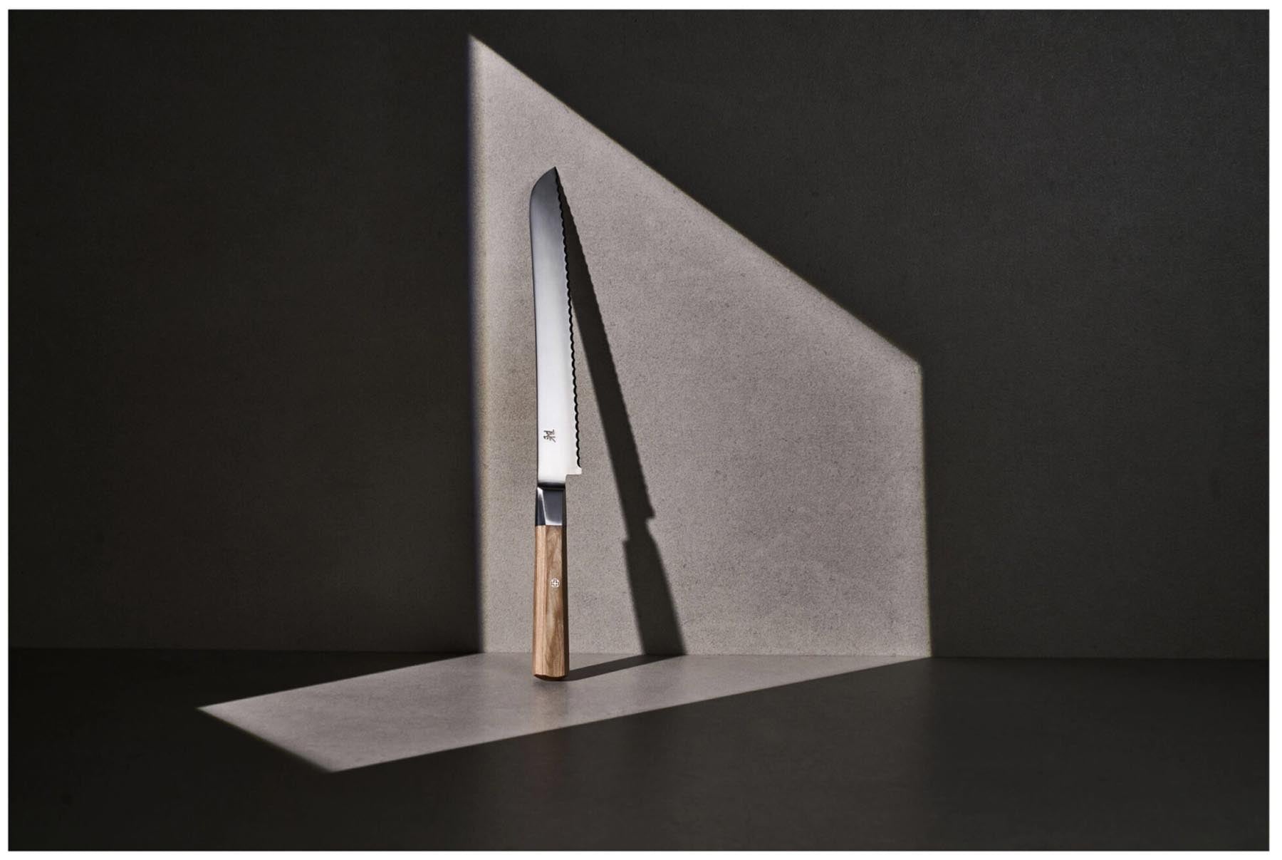 Hochwertiges Brotmesser Koya 4000 FC V2 mit 23 cm Klinge, perfekt für sauberes Schneiden von frischem Brot und Brötchen, vereint Funktionalität und Ästhetik.