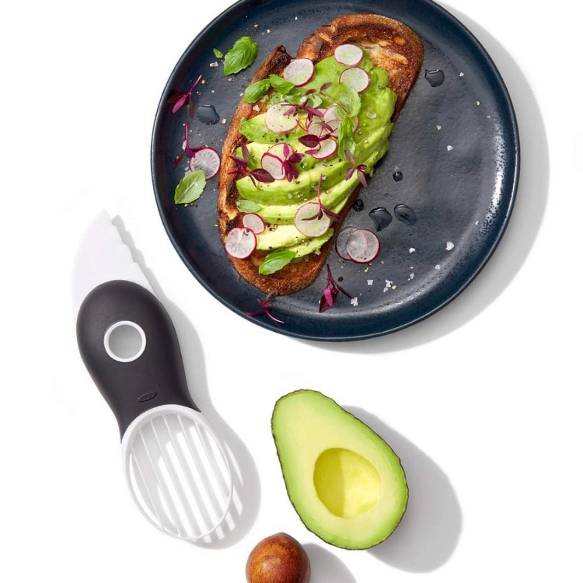 Good Grips 3-in-1 Avocadoschneider weiss in Weiss präsentiert im Onlineshop von KAQTU Design AG. Küchenhelfer ist von OXO