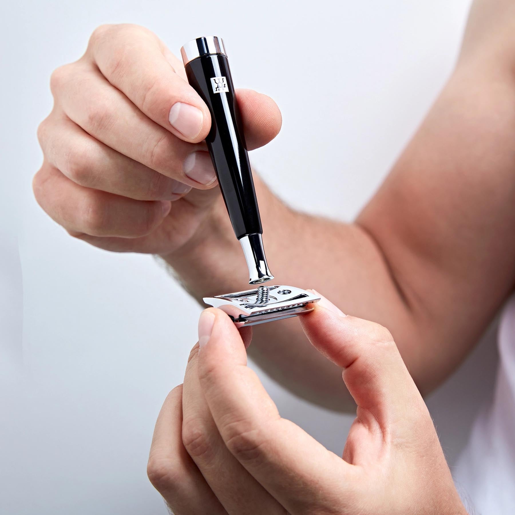 Eleganter schwarzer Rasierhobel von Zwilling Beauty, ideal für eine präzise und sanfte Rasur. Perfekt für die tägliche Körperpflege.