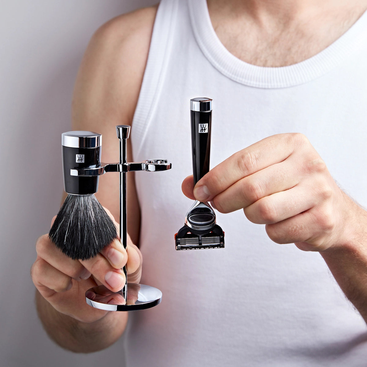 Classic Rasier Set mit Rasierer in Schwarz präsentiert im Onlineshop von KAQTU Design AG. Körperpflege ist von Zwilling Beauty